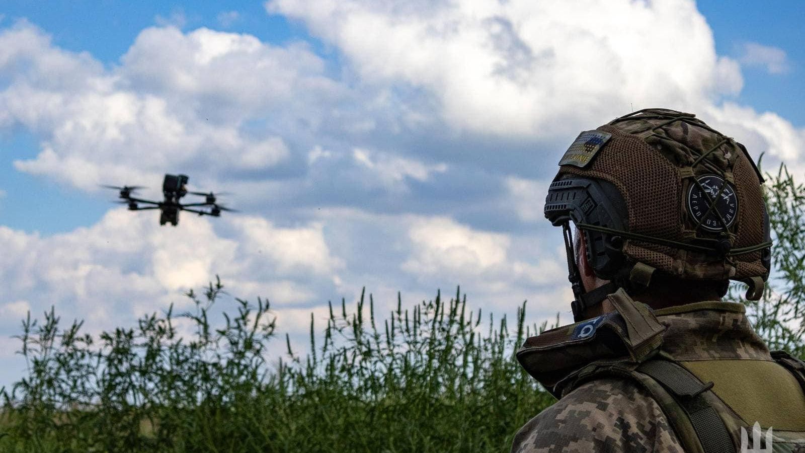 Un soldat ucraïnés observa un dron