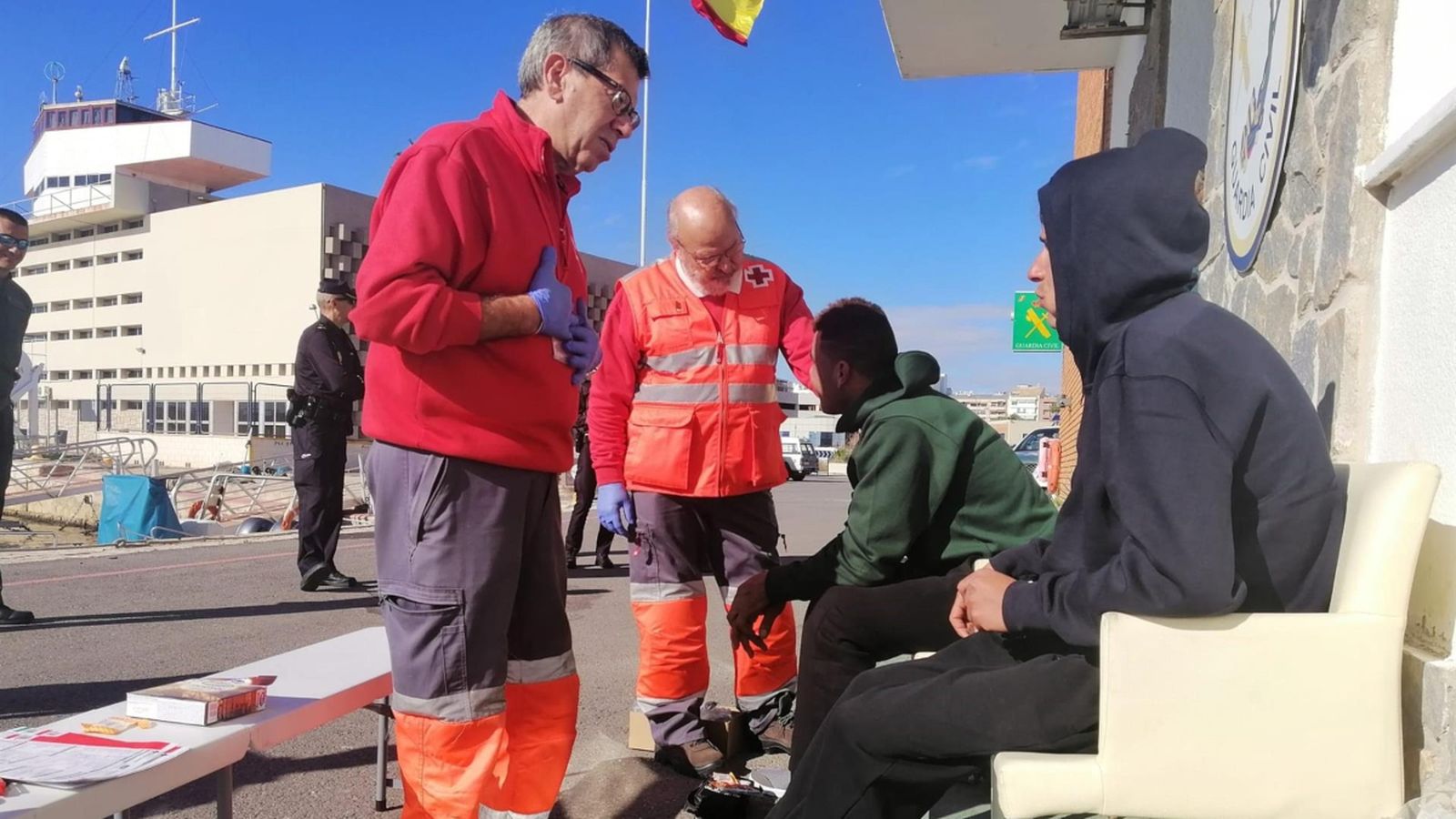 Rescaten set migrants que van arribar en pastera a l’Alfàs del Pi