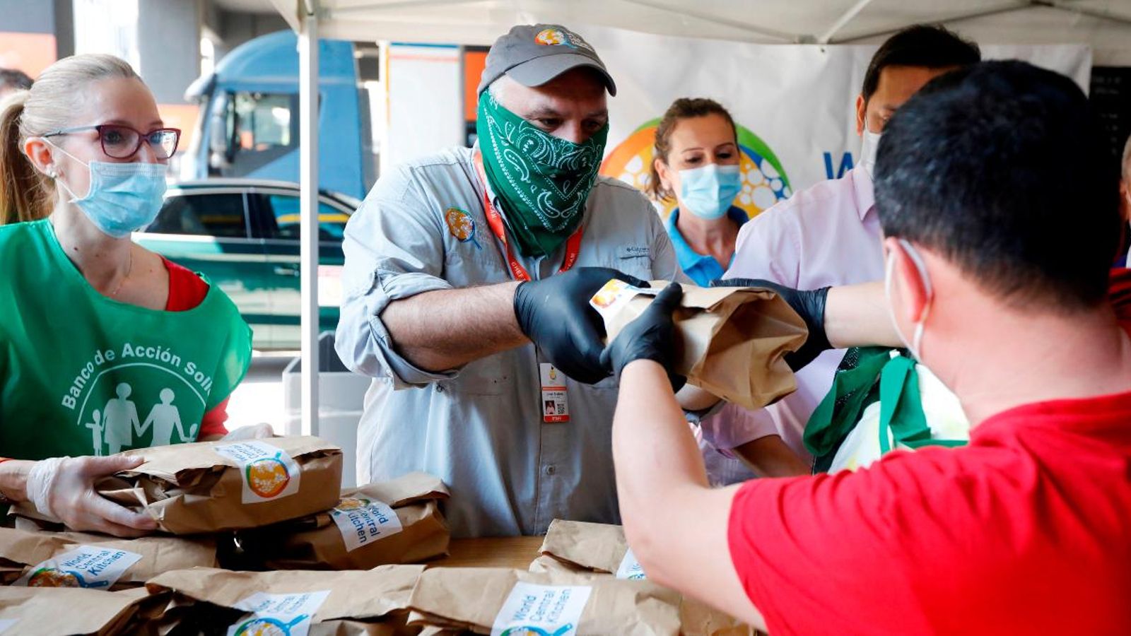El xef José Andrés reparteix menús durant la pandèmia a València