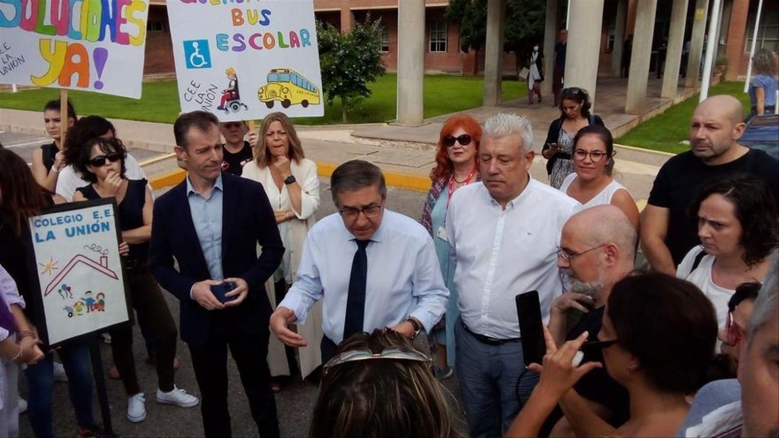 El conseller José Antonio Rovira es reuneix amb les famílies a les portes de la conselleria d'Educació