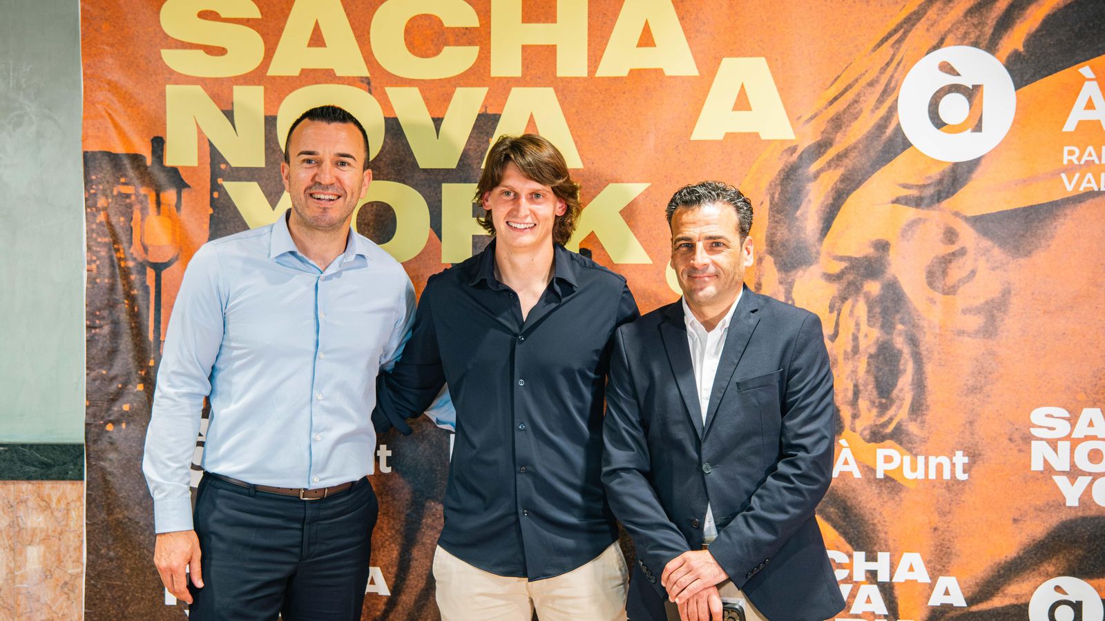 El president de la Diputació de València, Vicente J. Mompó, el pilotari Sacha Kruithof, i el director general d'À Punt, Alfred Costa en la preestrena