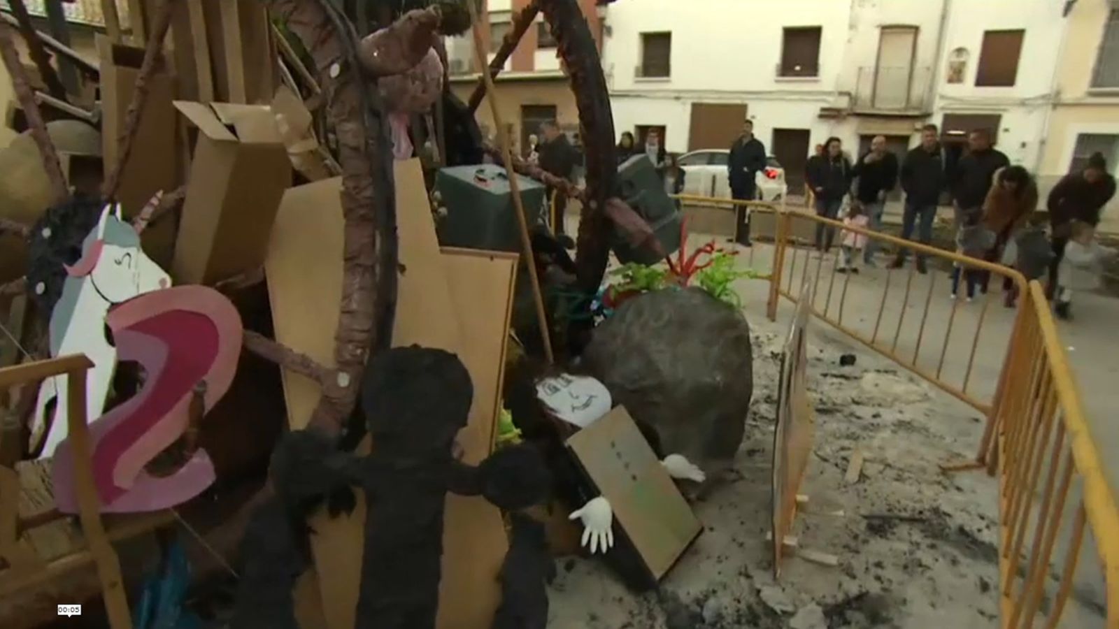 VÍDEO | Uns vàndals cremen la falla municipal de l’Alqueria de la Comtessa