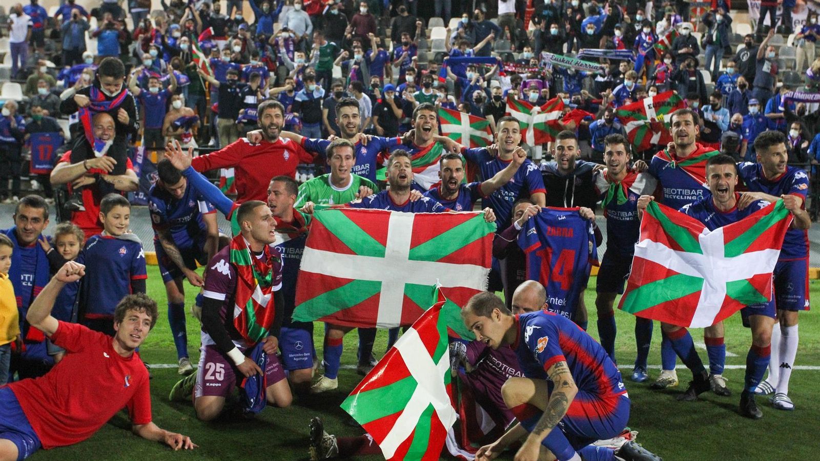 Els jugadors de l'Amorebieta celebren l'ascens