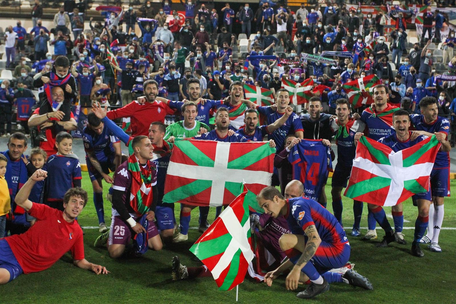 Els jugadors de l'Amorebieta celebren l'ascens