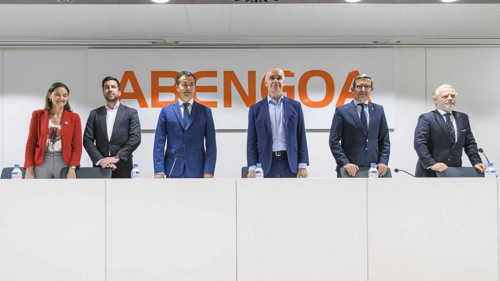 L'exministra Reyes Maroto, el president de Cox Energy, Enrique Riquelme, el ministre d'Indústria, Hector Gómez, l'alcalde de Sevilla, Antonio Muñoz, el conseller de política Industrial i energia, Jorge Paradela, i el director de Recursos Humans d'Abengoa, Álvaro Polo