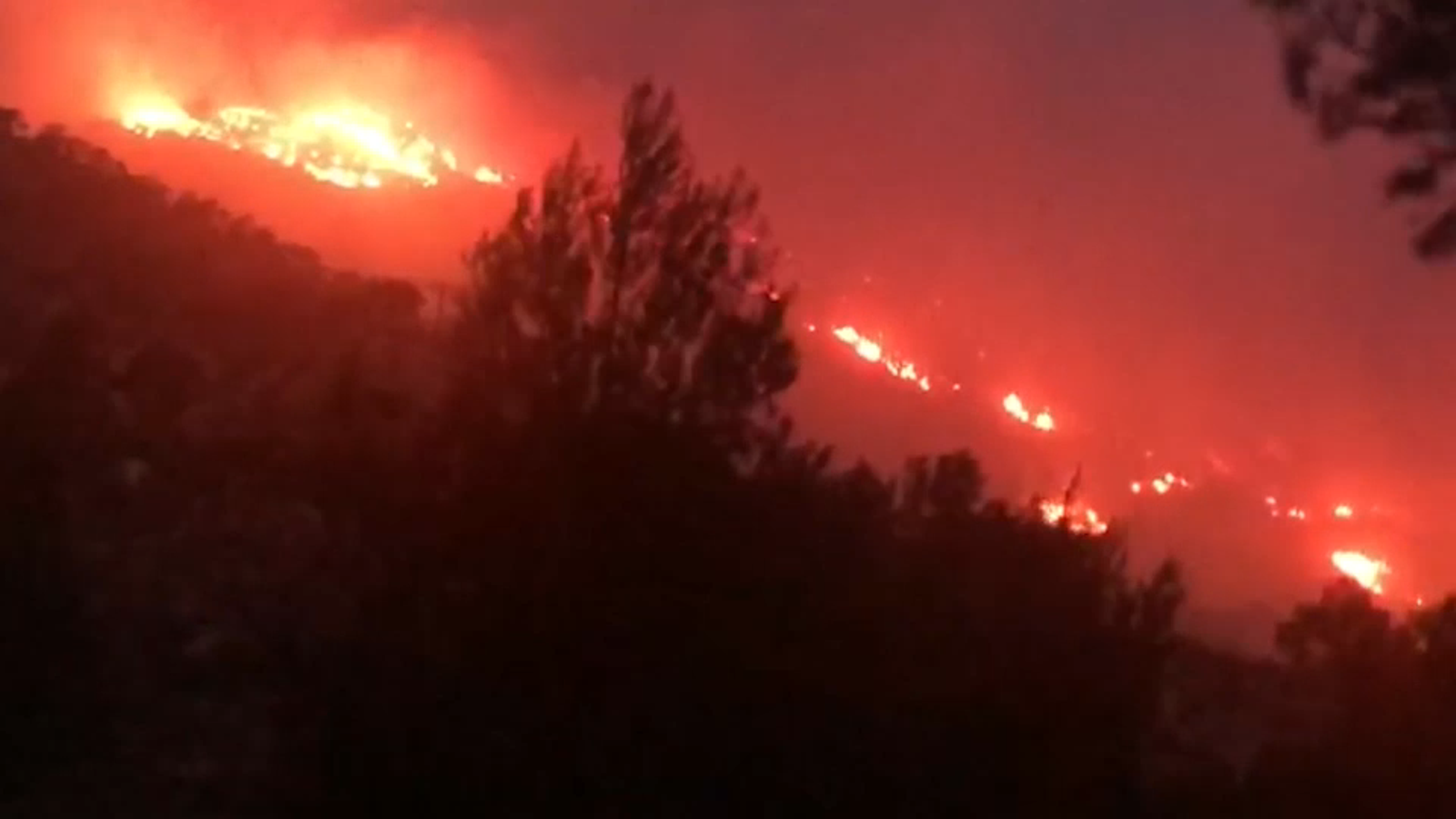 El foc crema la muntanya d'Aigües en els primers minuts de l'incendi El foc crema la muntanya d'Aigües en els primers minuts de l'incendi