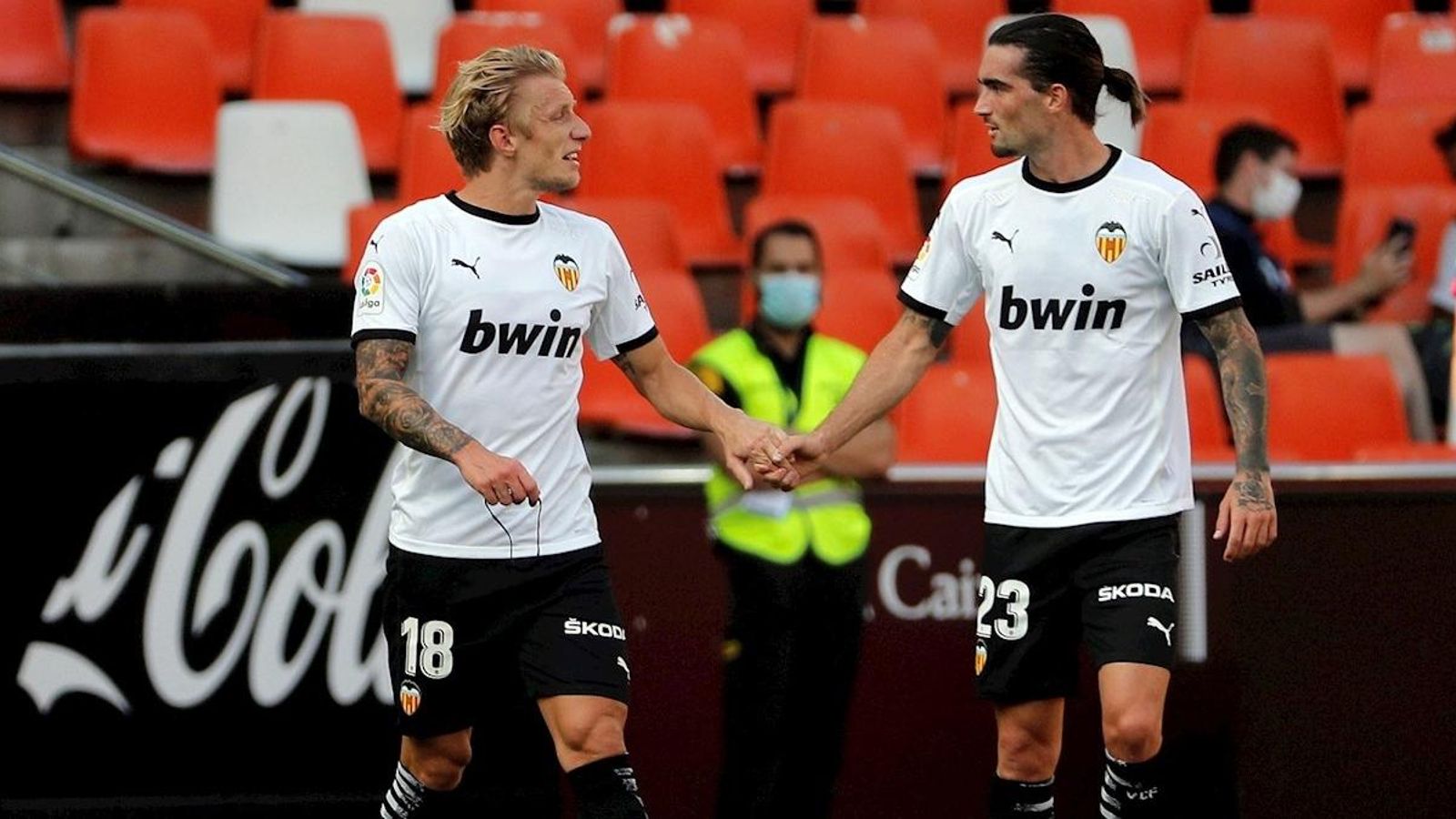 Daniel Wass i Jason Remeseiro celebren el gol contra l’Osca