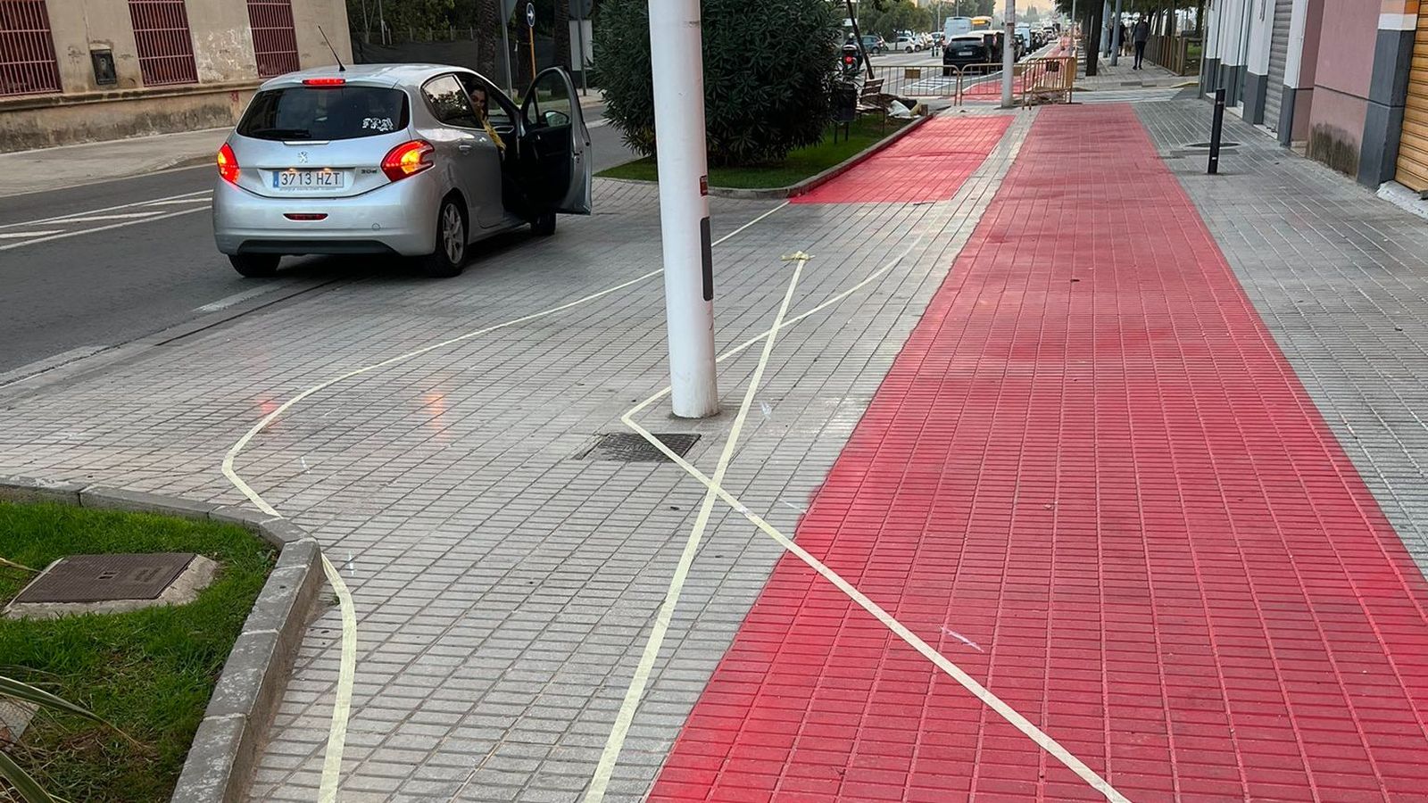 Una de les avingudes de Paiporta on s'aprecien les marques al sòl per a pintar el nou carril bici, que discorrerà en paral·lel a l'inicial