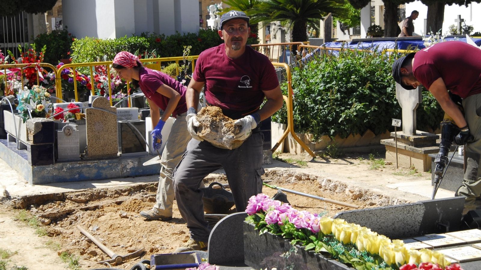 L'equip d'experts de l'associació científica ArqueoAntro durant l'excavació de la fossa 113