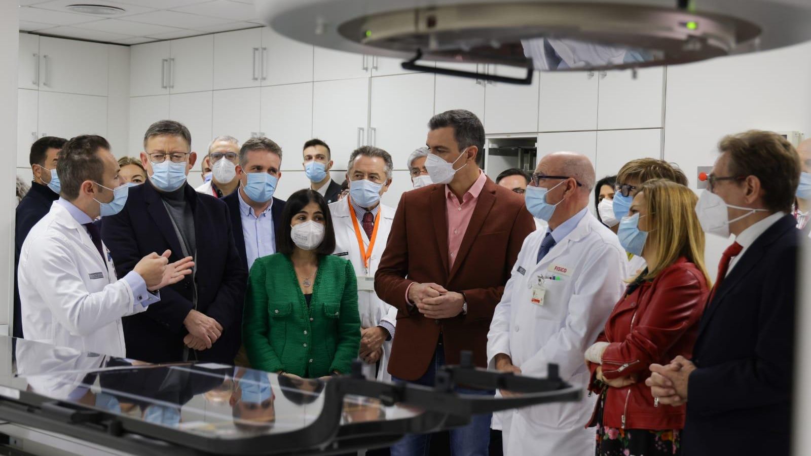 El personal tècnic de l'Hospital la Fe explica el funcionament dels equips d’alta tecnologia a la comitiva