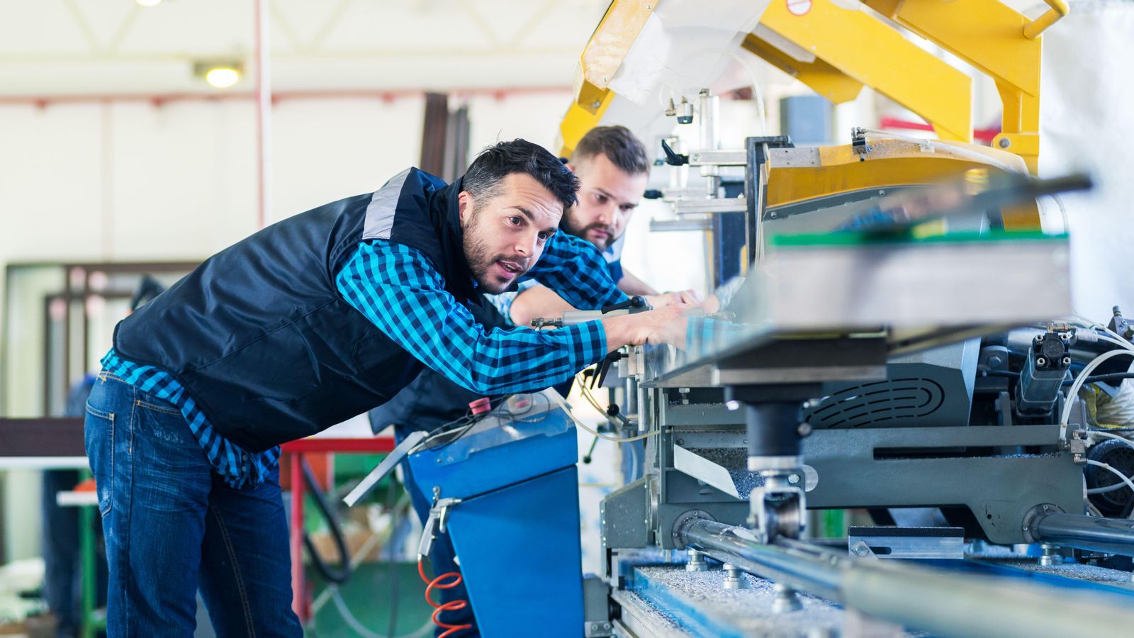 Al pla pilot llançat pel govern per a reduir la jornada laboral només poden acollir-se les xicotetes i mitjanes empreses industrials