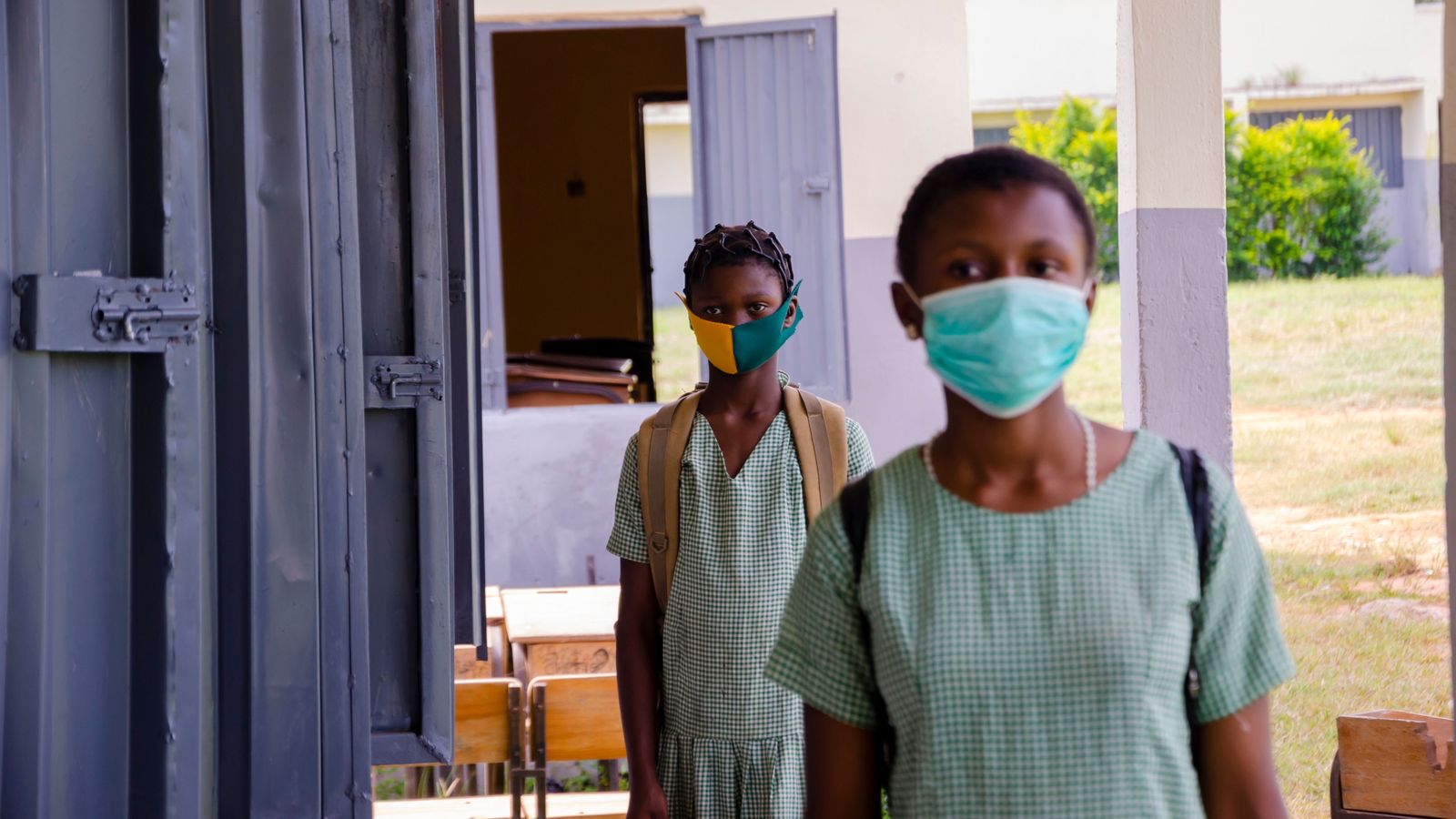 Dos adolescents africans a les portes del centre on estudien