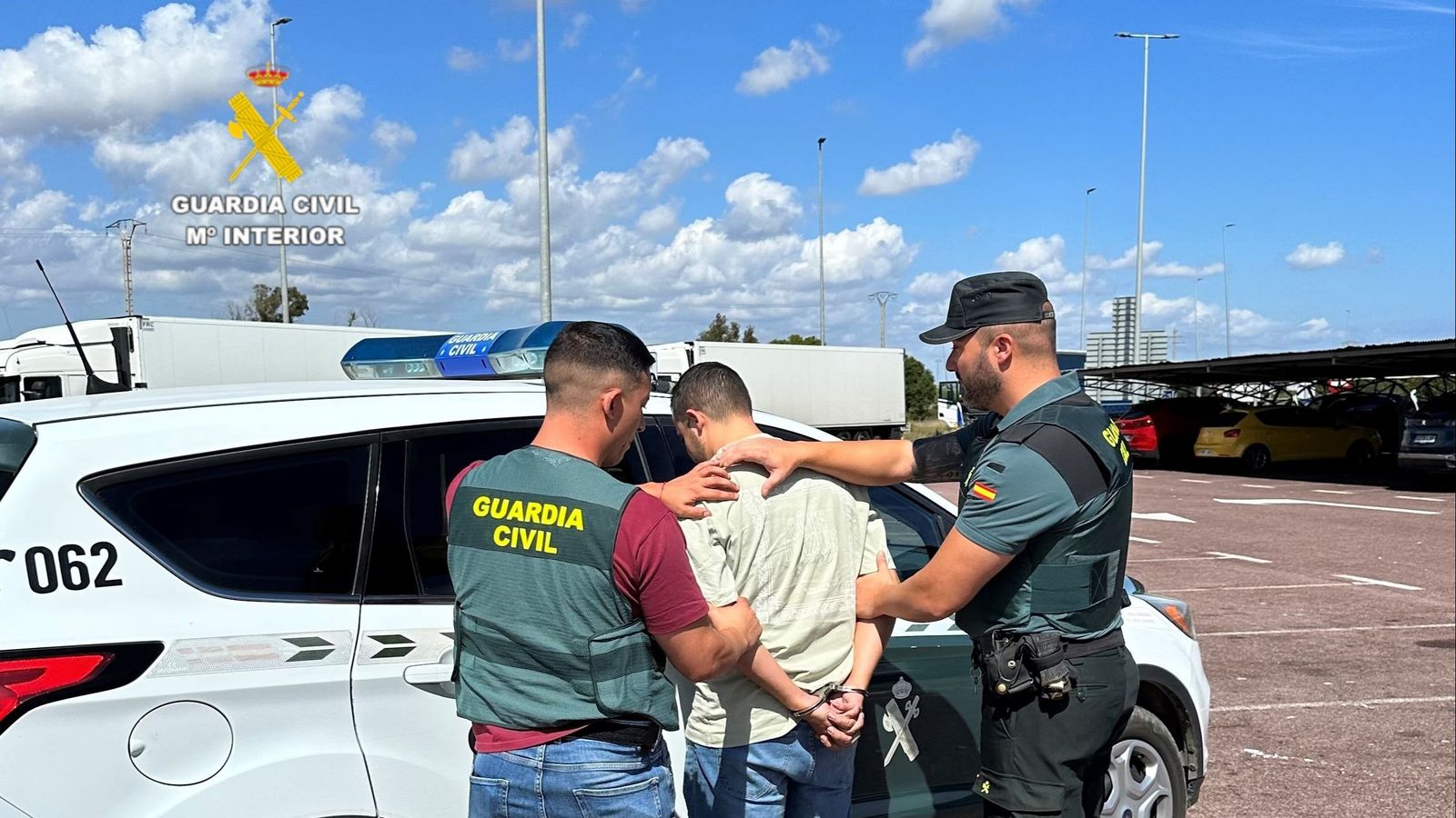 Un moment de la detenció d'un dels dos homes, acusats de furtar a l'interior de vehicles