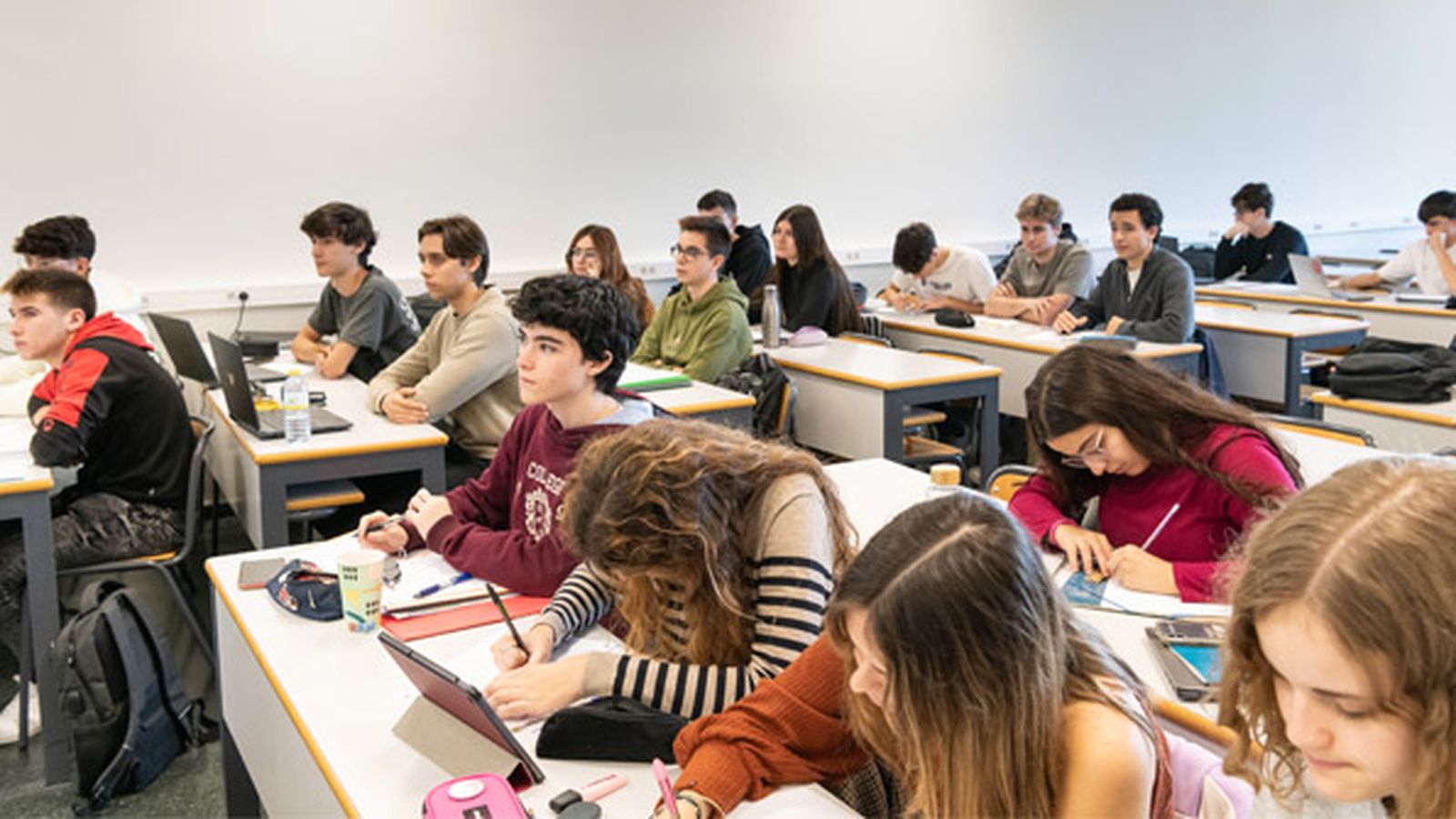 Un grup d'alumnes atén durant una classe en la Univesitat Politècnica de València