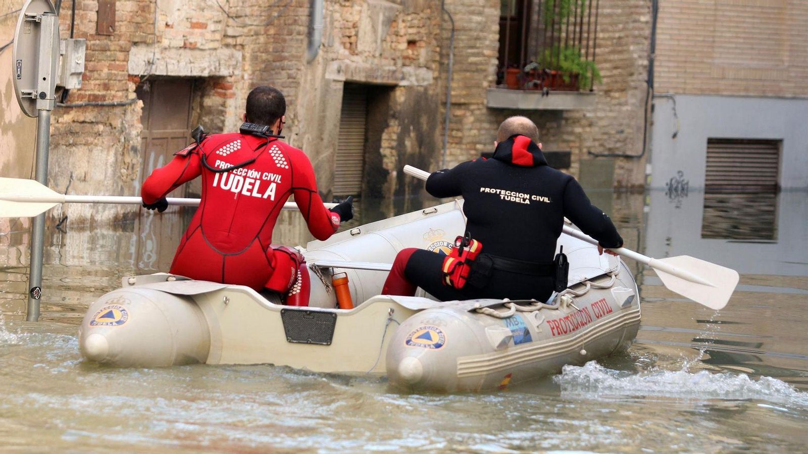 Un equip de protecció civil de la localitat de Tudela (Navarra) avança remant en el desbordament del riu Ebre
