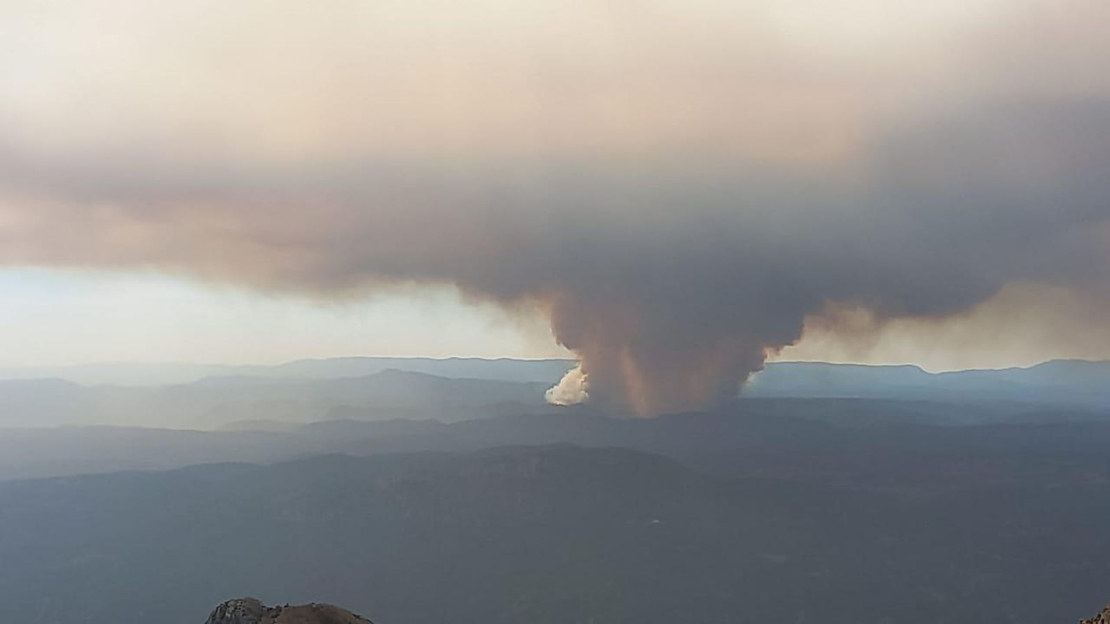 Imatge aèria de l'incendi forestal declarat a Vilanova de Viver