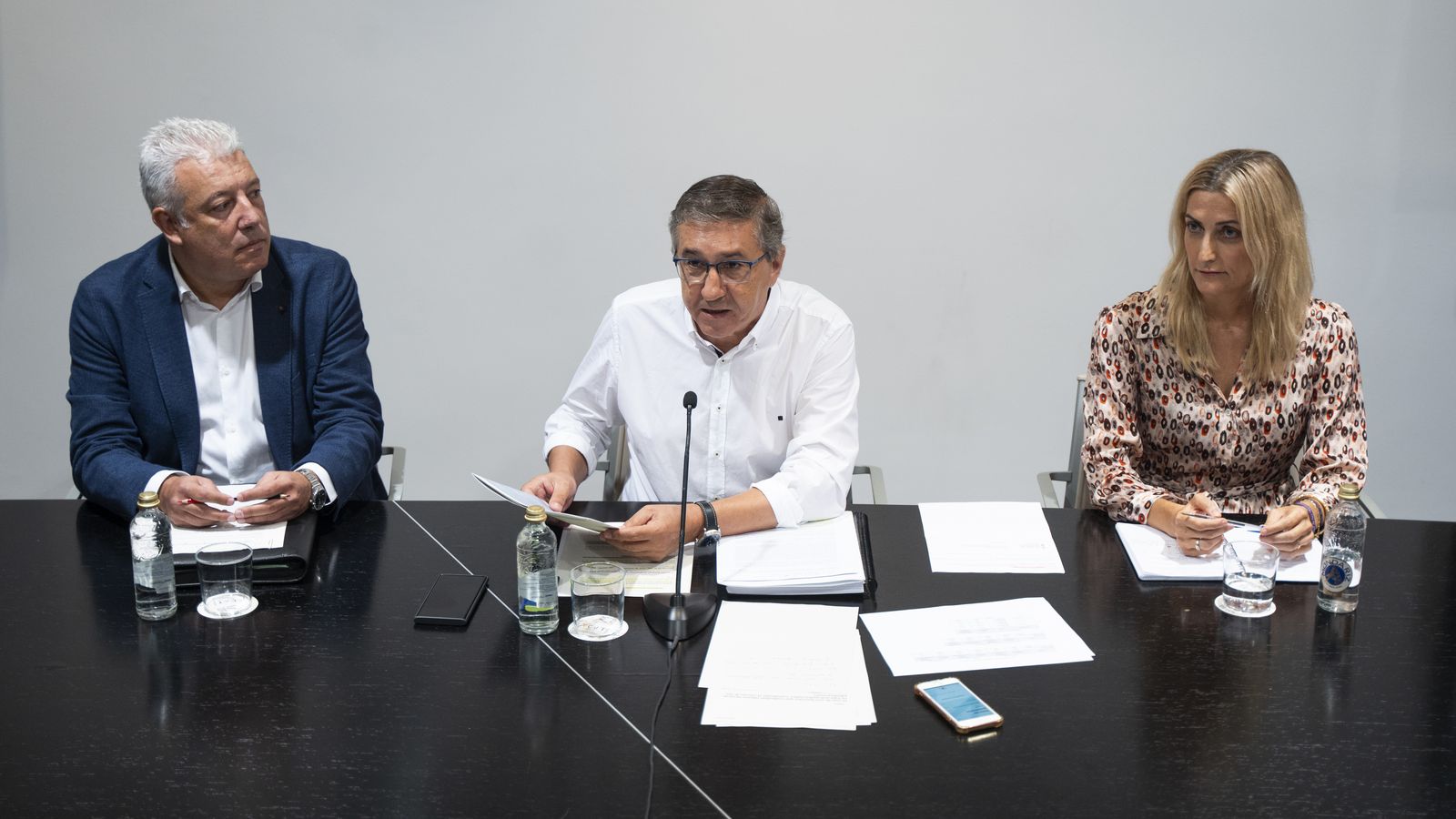 El conseller d'Educació, Universitats i Ocupació, José Antonio Rovira, (centre)