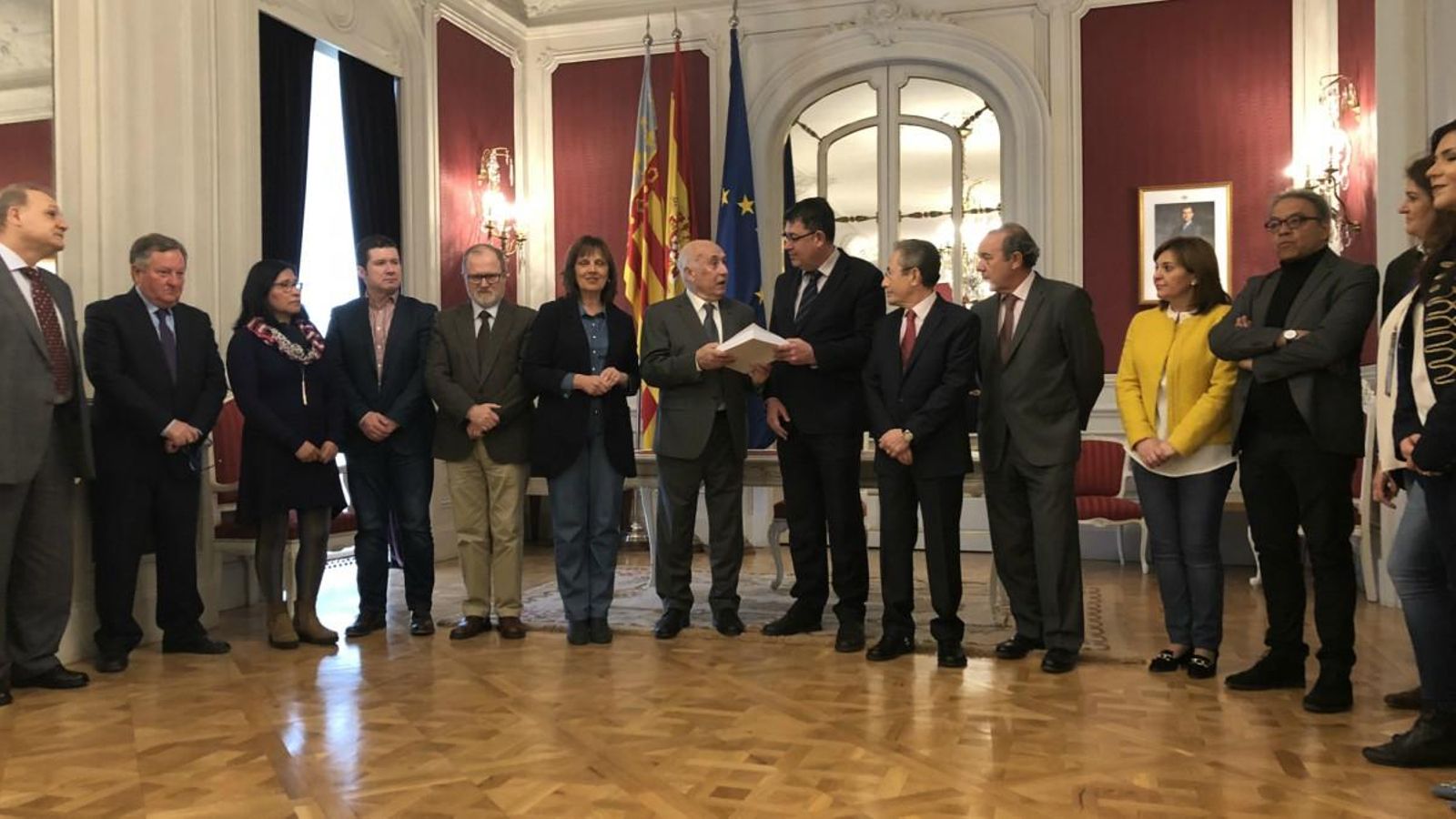 El síndic de greuges, Josep Cholbi, entrega al president de Les Corts, Enric Morera, l'informe sobre la situació de l'habitatge públic a la Comunitat Valenciana
