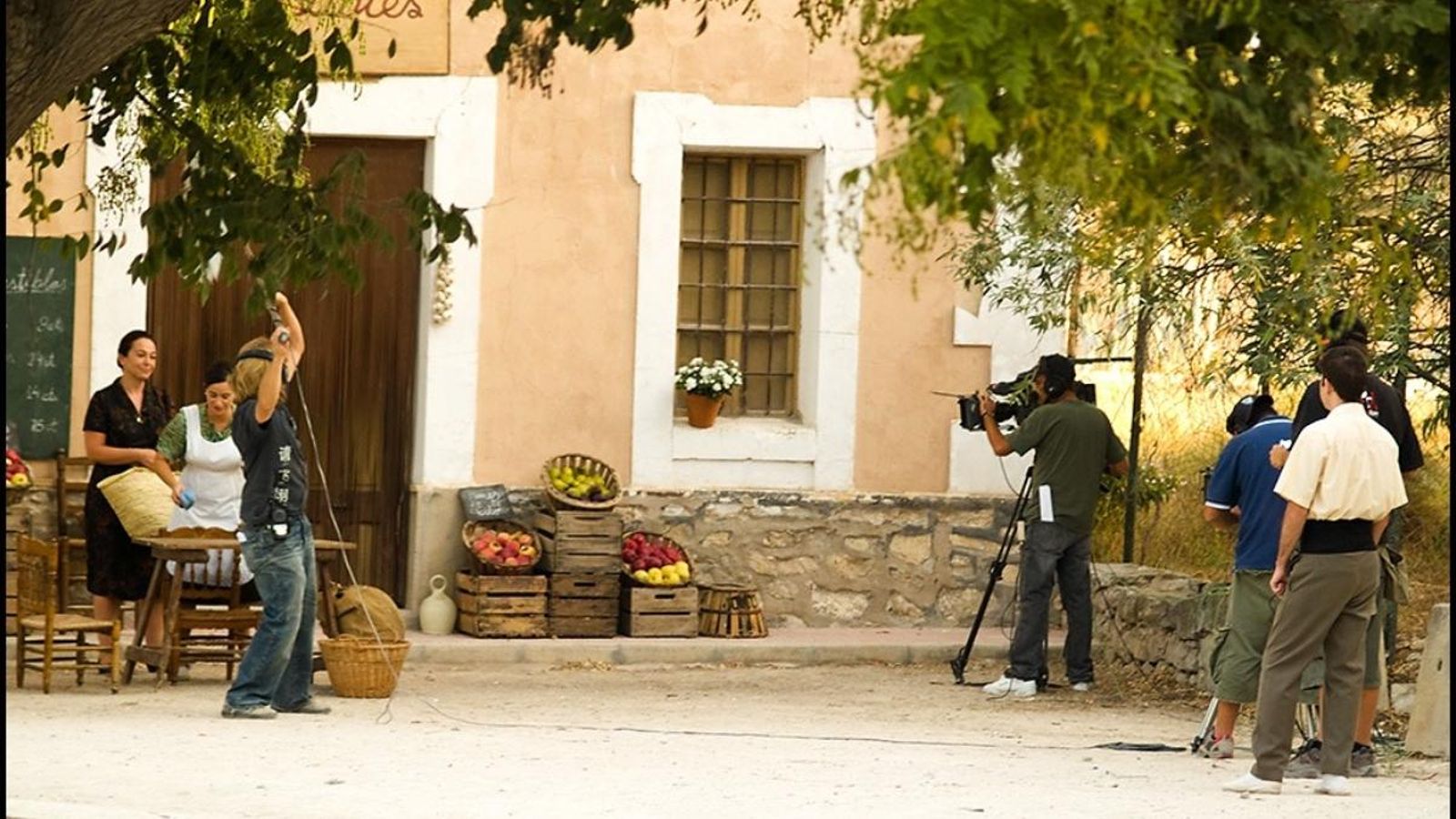 L'actriu Lola Moltó en una imatge del rodatge d'una temporada anterior de 'L'Alqueria Blanca'