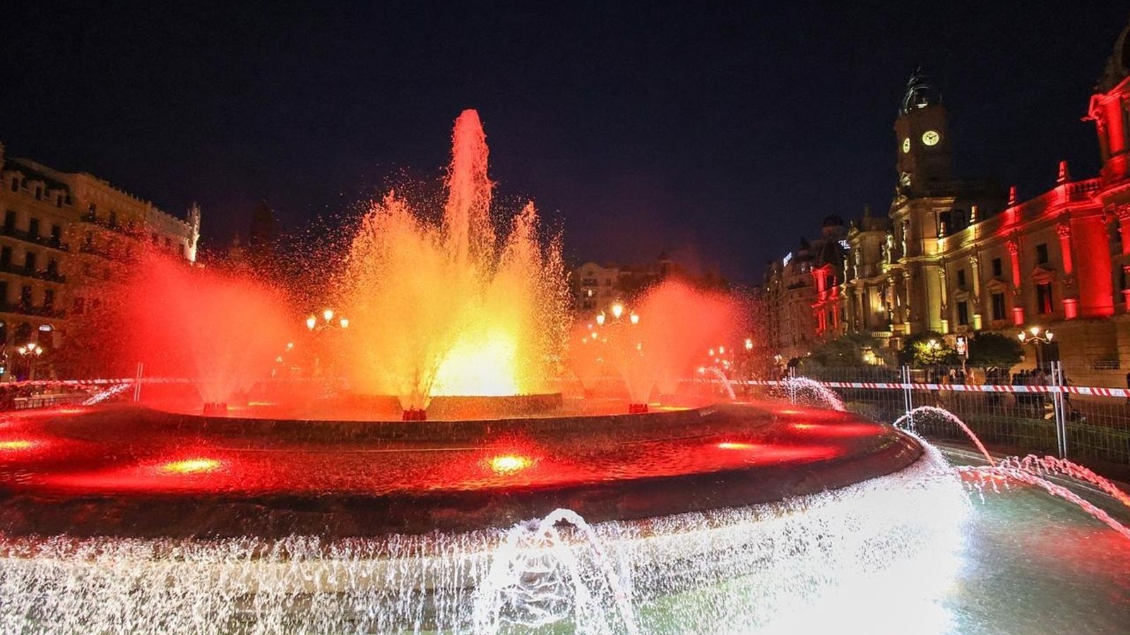 Font de la plaça de l'Ajuntment de València, il·luminada amb els colors de la bandera d'Espanya