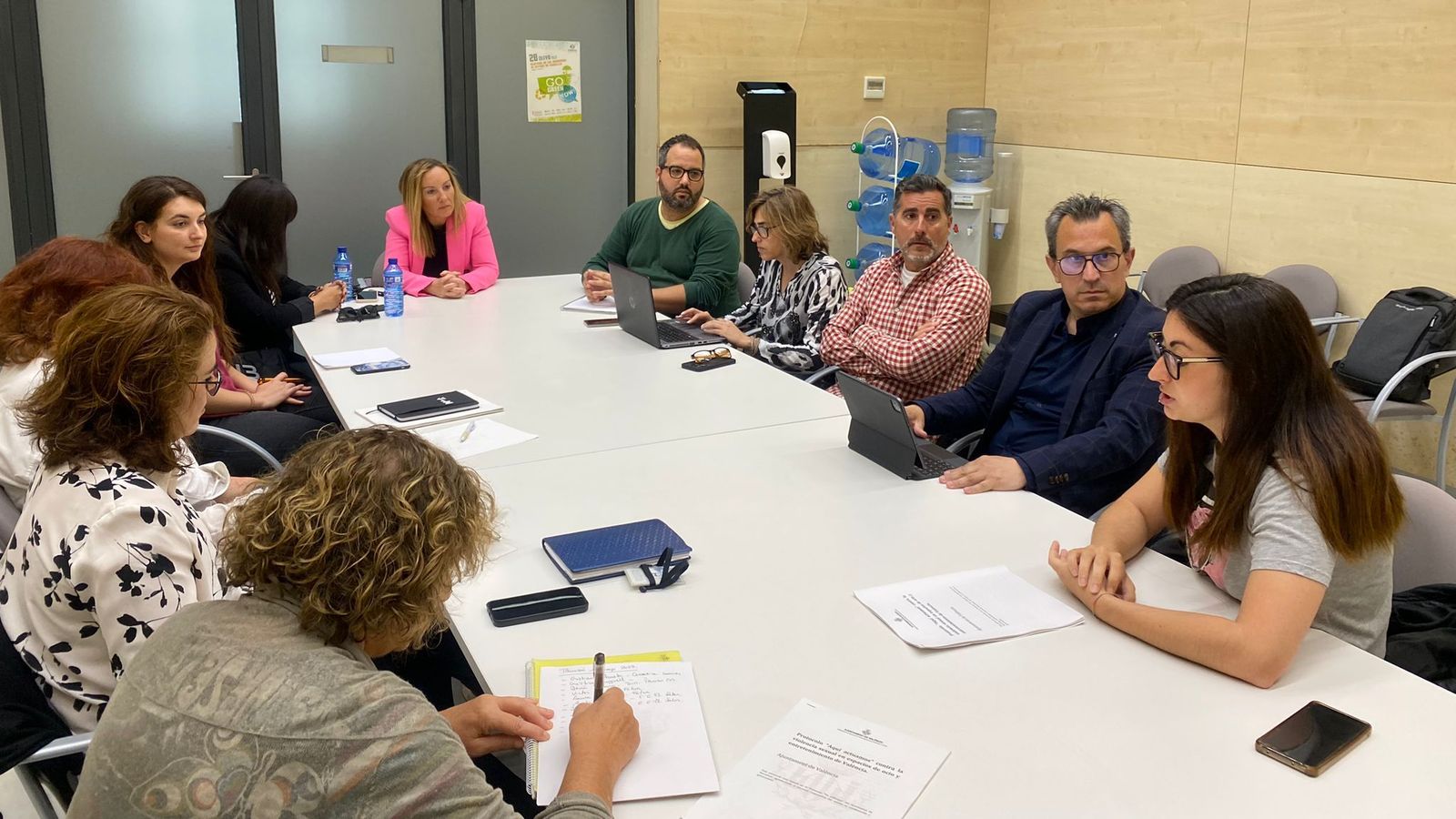 La regidora d'Igualtat i Polítiques de Gènere i LGTBI, Lucía Beamud, durant la reunió amb els representants de l'oci i l'hoteleria