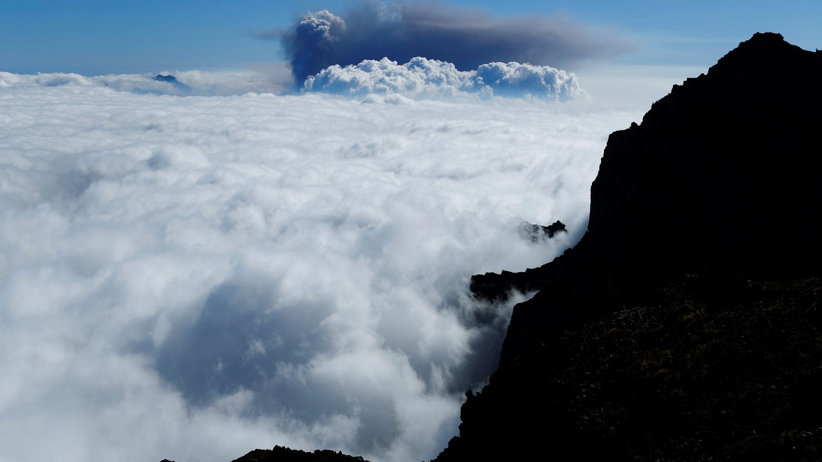 El núvol de cendres del volcà de La Palma des del Roque de los Muchachos