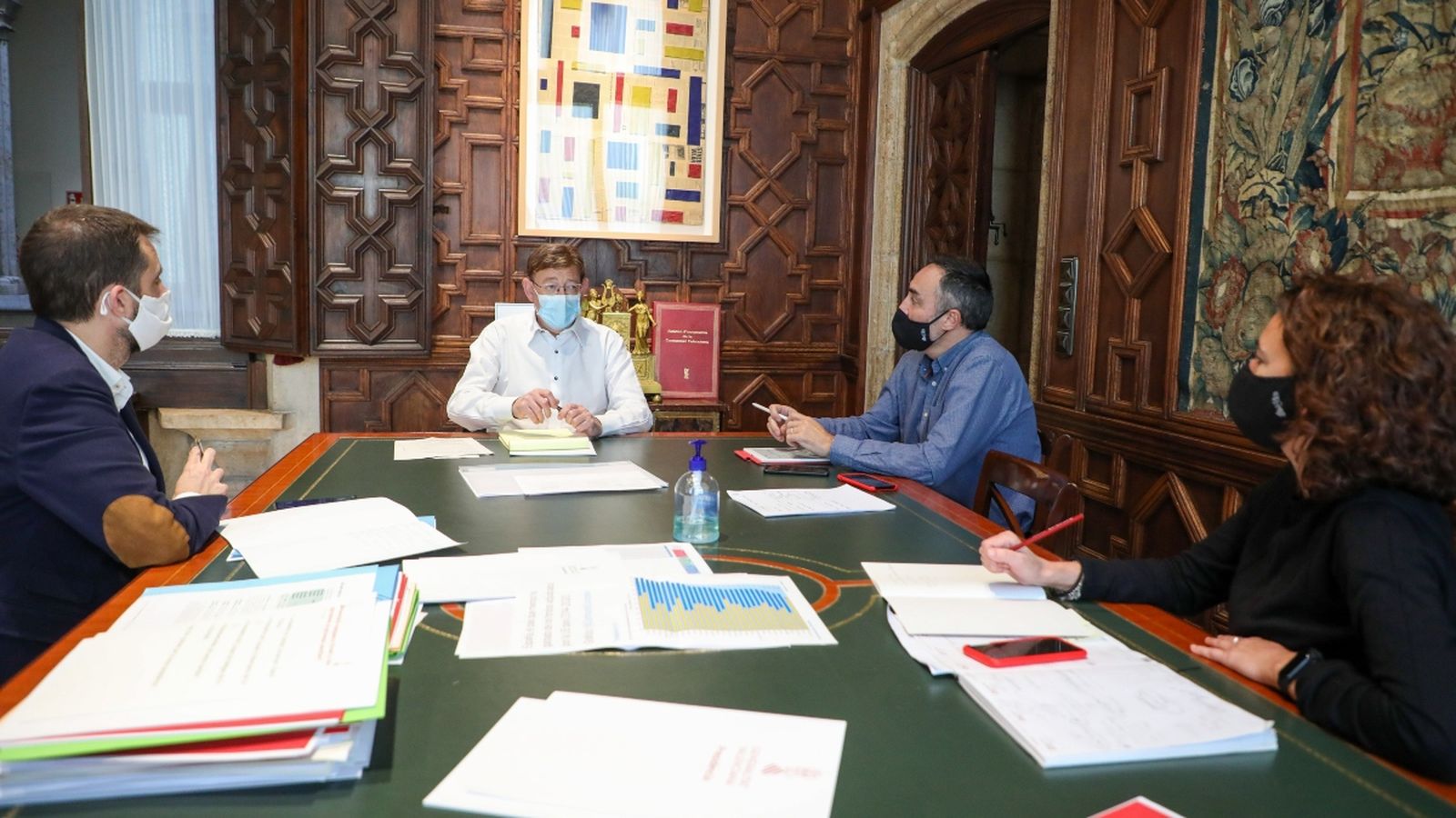 Puig durant la reunió amb el director general de Coordinació de l'Acció del Govern i la directora general del Gabinet de la Presidència