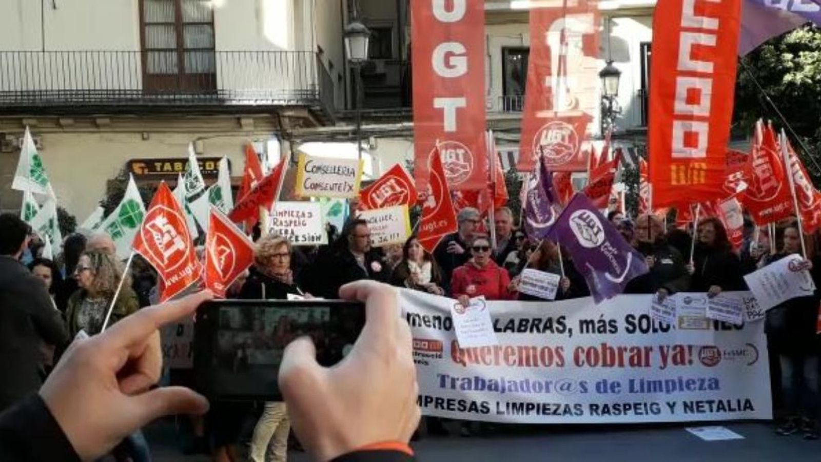 Les empleades de la neteja es manifesten per impagaments