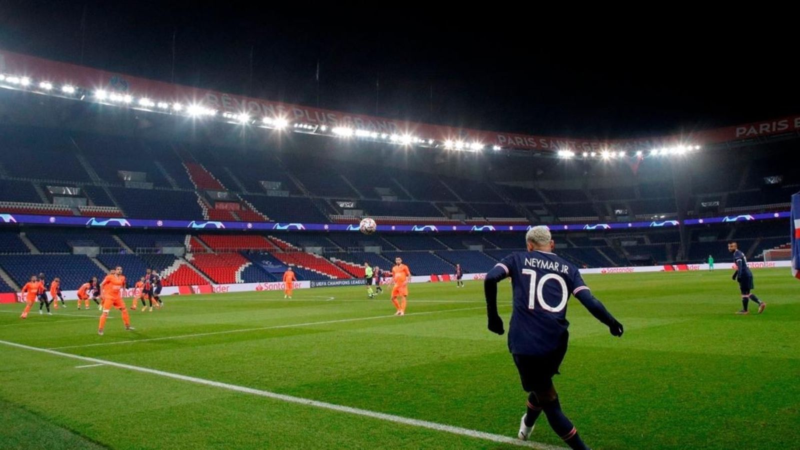 Un moment del partit PSG-Basaksehir