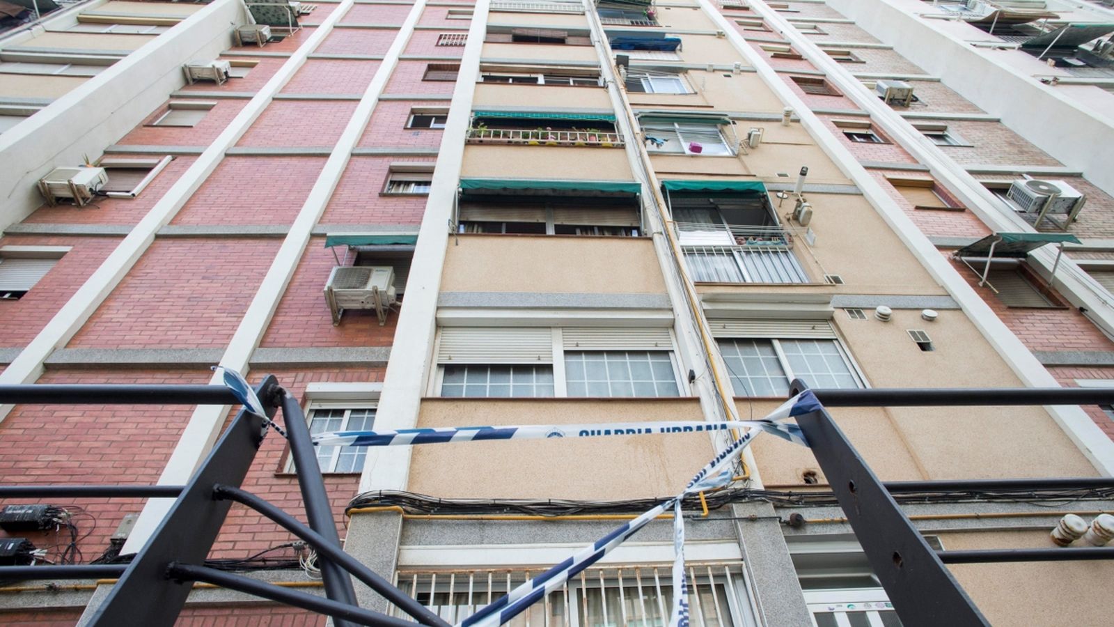 L'home ha saltat al buit des del desé pis