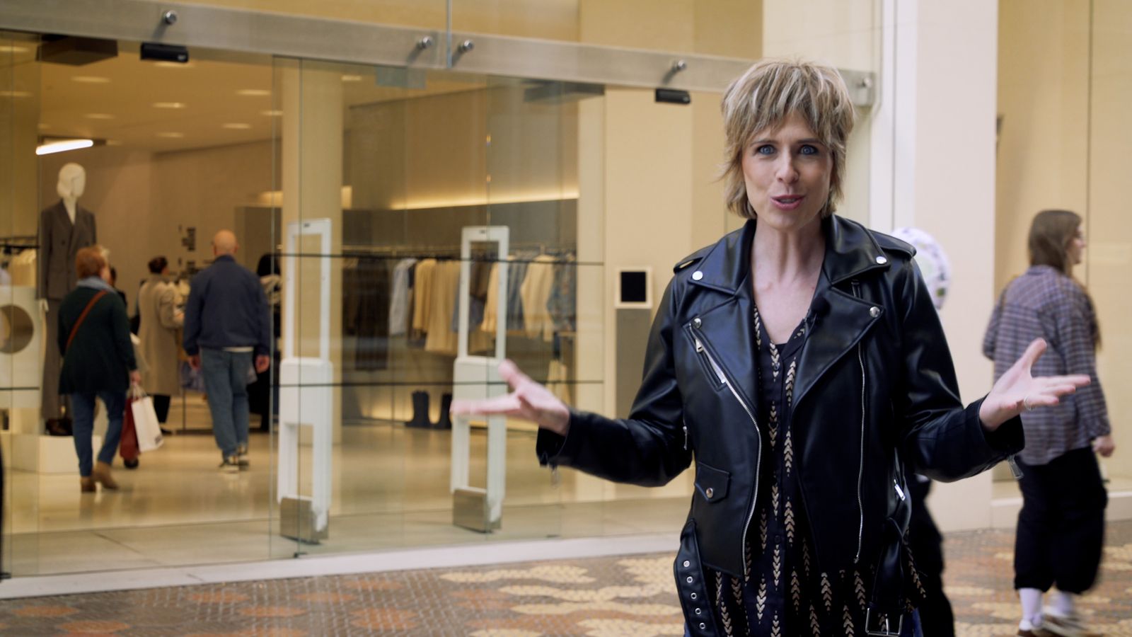 Els consumidors som responsables de la sobreproducció, però utilitzem tota la roba que comprem? Dilluns, en 'Zoom', la resposta