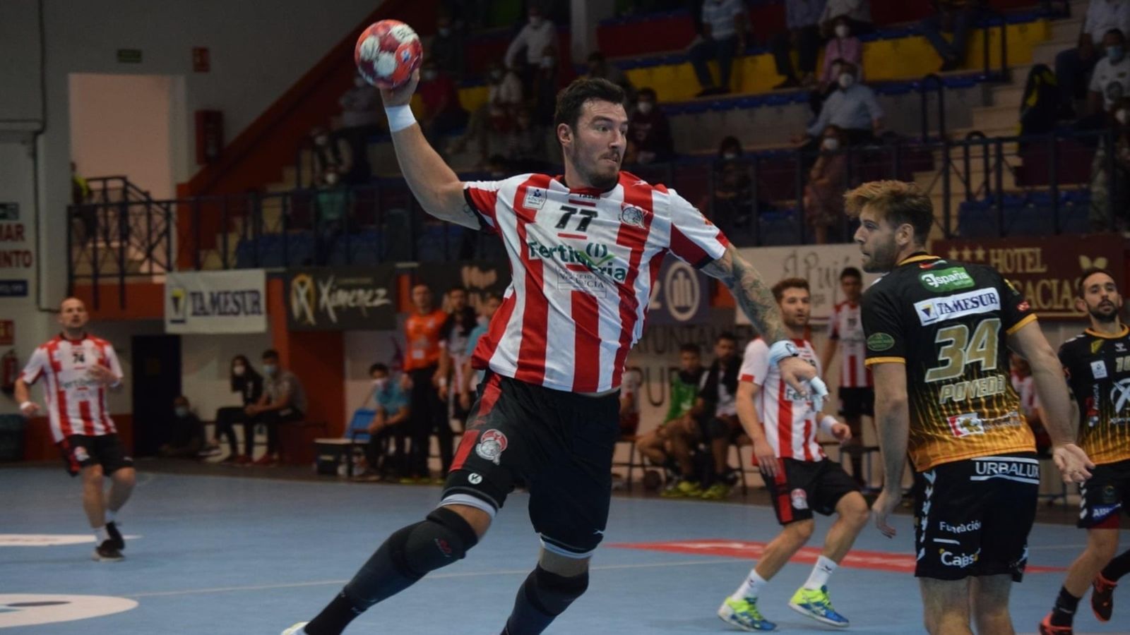 Alex Pozzer fa un llançament a porteria