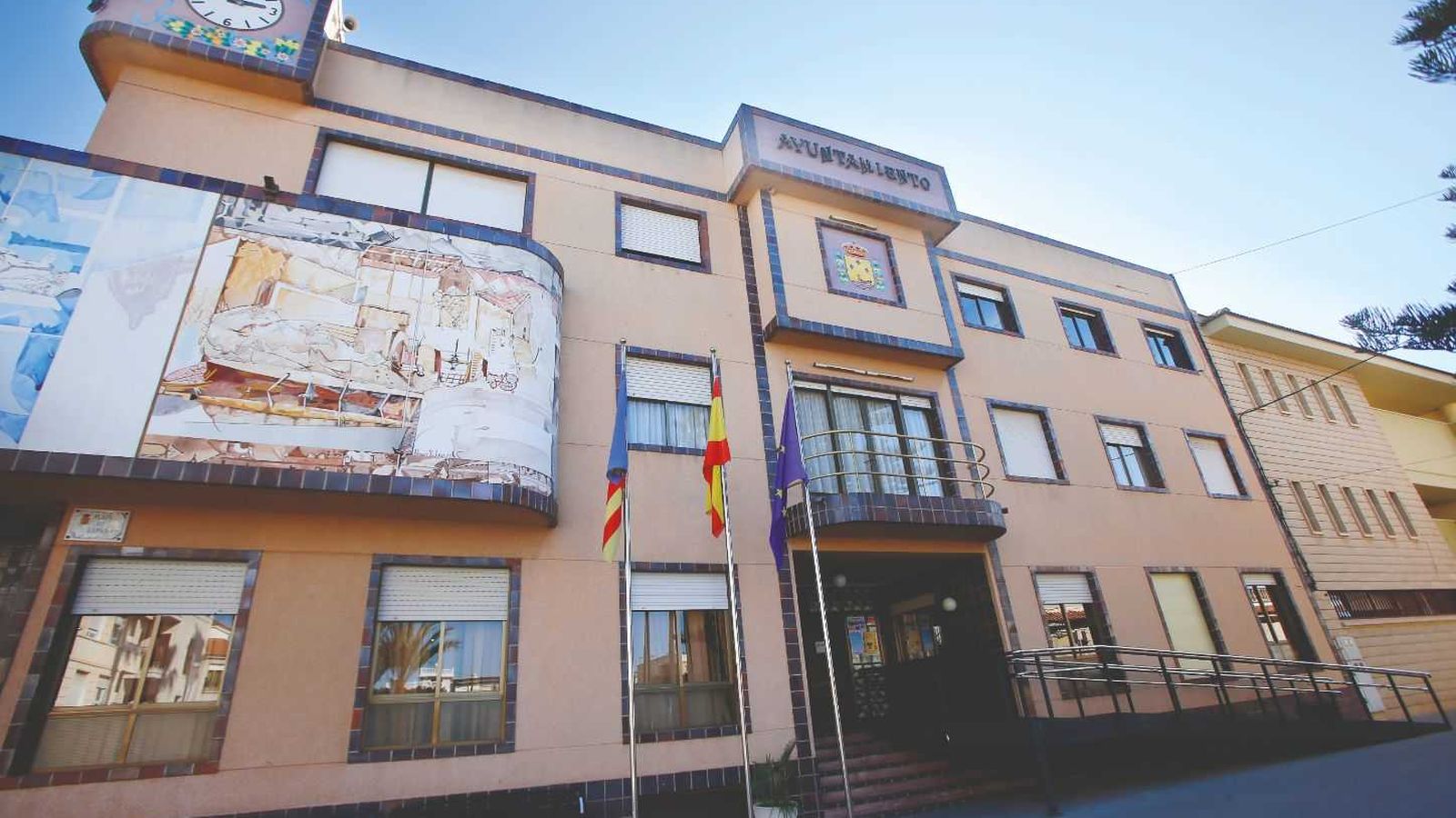 Façana de l'Ajuntament de Benejússer