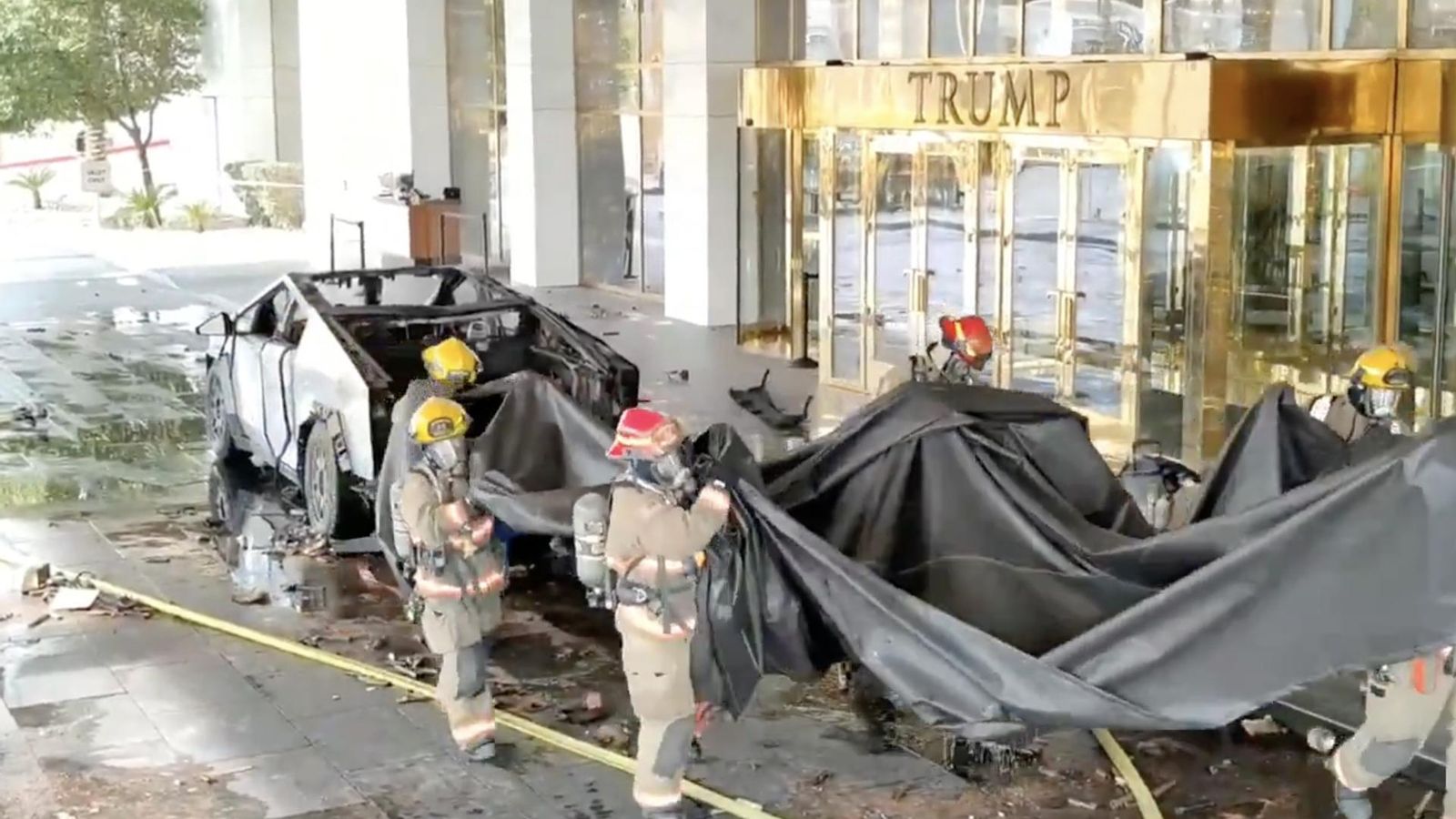 Estat del Tesla davant d'un hotel de la cadena Trump a Las Vegas Estat del Tesla explosió davant d'un hotel de la cadena Trump a Las Vegas