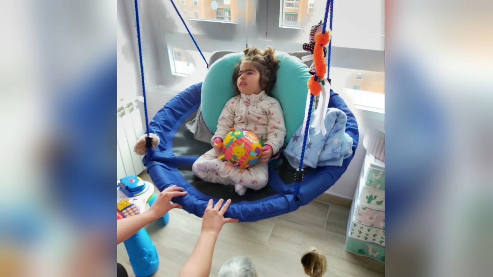 Violeta, una xiqueta que pateix meningitis