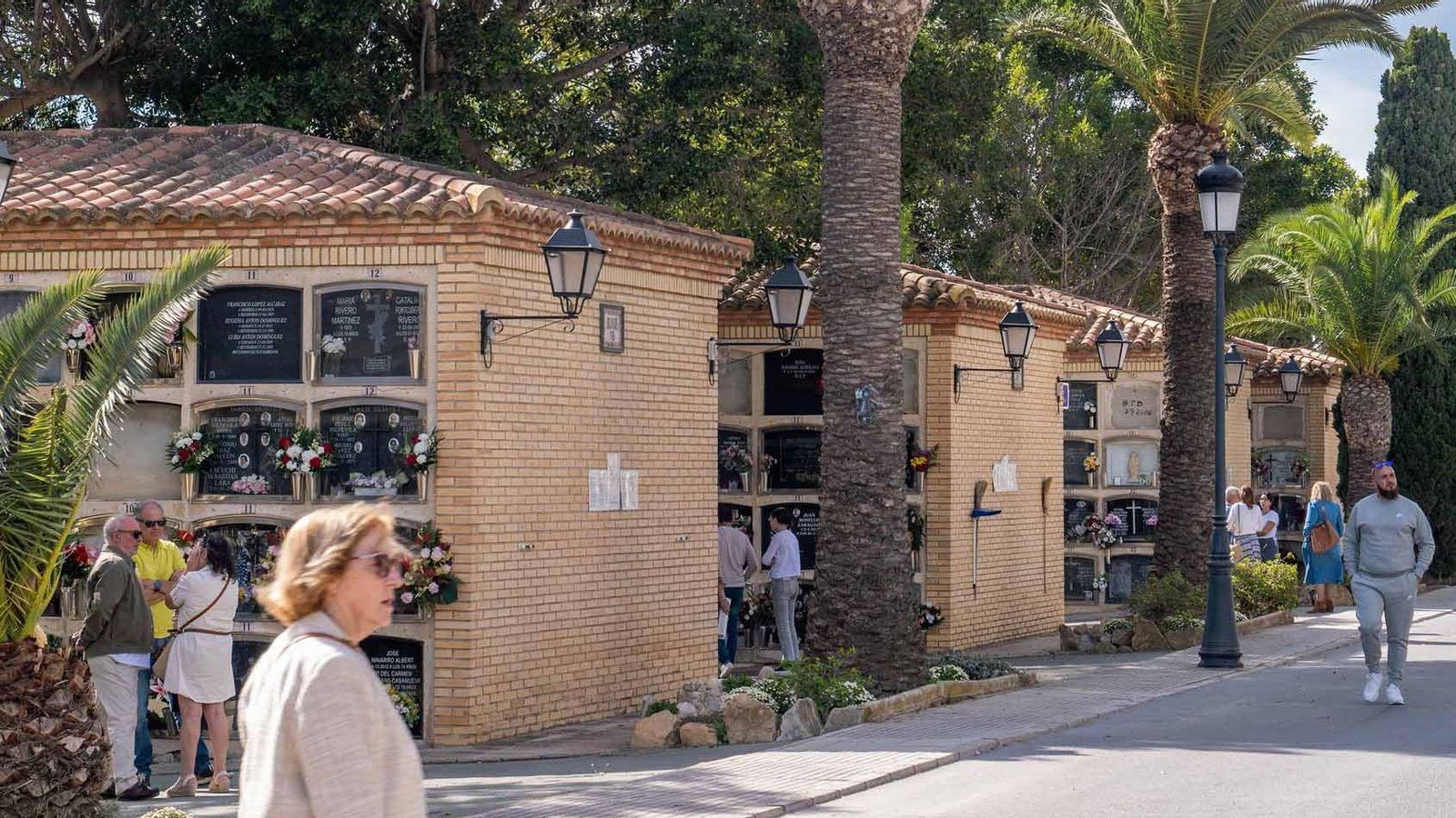 Diverses persones transiten per un dels cementeris de Benidorm