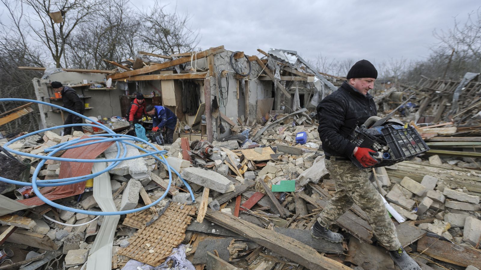 Veïns de Leópolis tracten de recuperar les seues pertinences després que dos coets impacten en diferents edificis del districte de Zolochiv