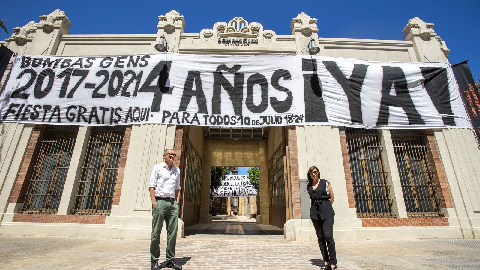 L'artista Thomas Hirschhorn posa amb la directora artística Sandra Guimarães davant del centre d'art Bombas Gens