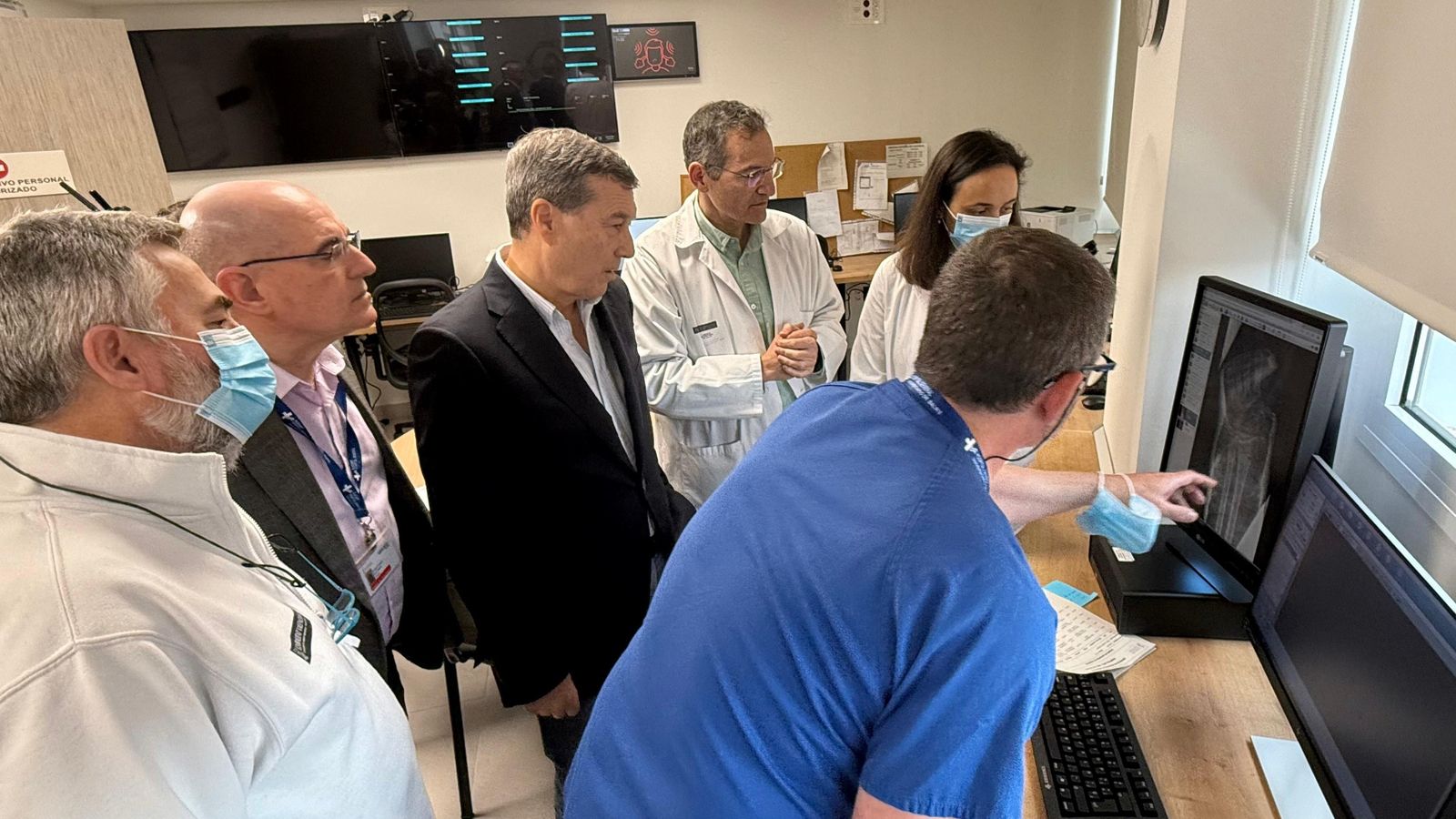 El conseller de Sanitat, Marciano Gómez, s'ha desplaçat a l'Hospital Doctor Balmis d'Alacant per donar a conéixer el funcionament d'este nou sistema de lectura d'imatges amb IA