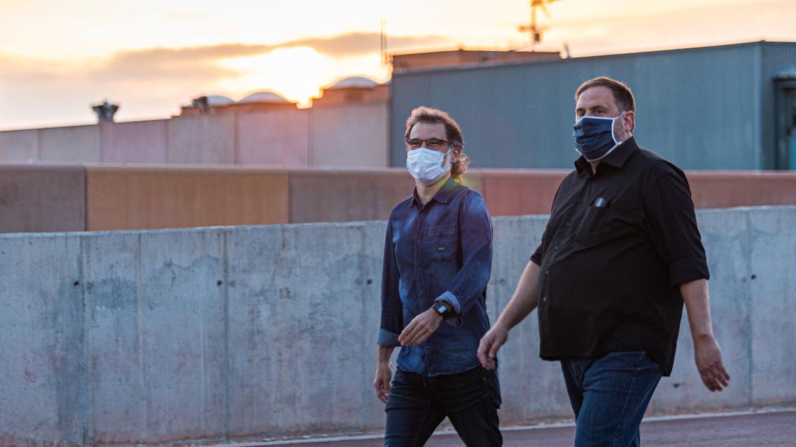 El president d'Òmnium Cultural, Jordi Cuixat, i el líder d'ERC, Oriol Junqueras, eixint de la presó de Lledoners, per primera vegada en règim de semillibertat, el passat 17 de juliol