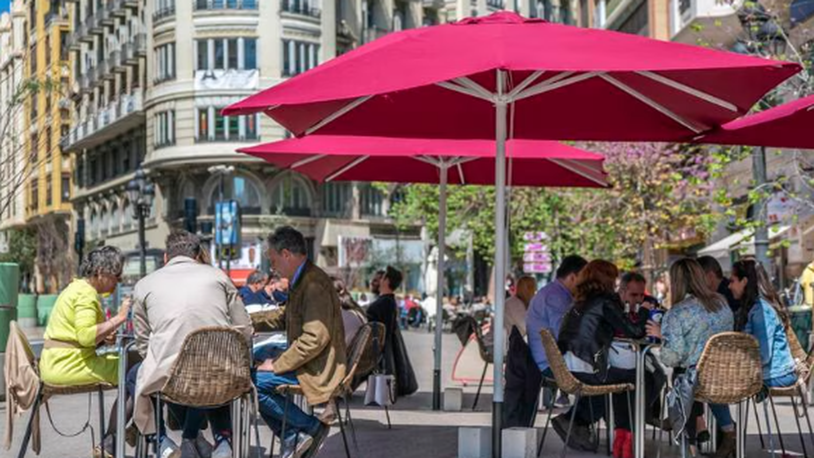 Persones a la terrassa d'un bar de València en una imatge d'arxiu