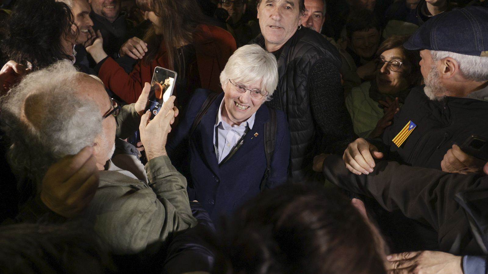 Una multitud abrigalla Clara Ponsatí a l'eixida del jutjat de guàrdia
