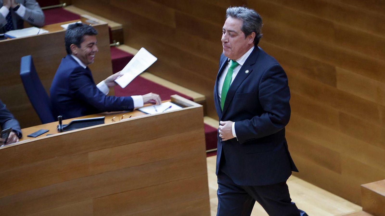 Llanos baixa de la palestra en finalitzar la seua intervenció davant el ple de les Corts