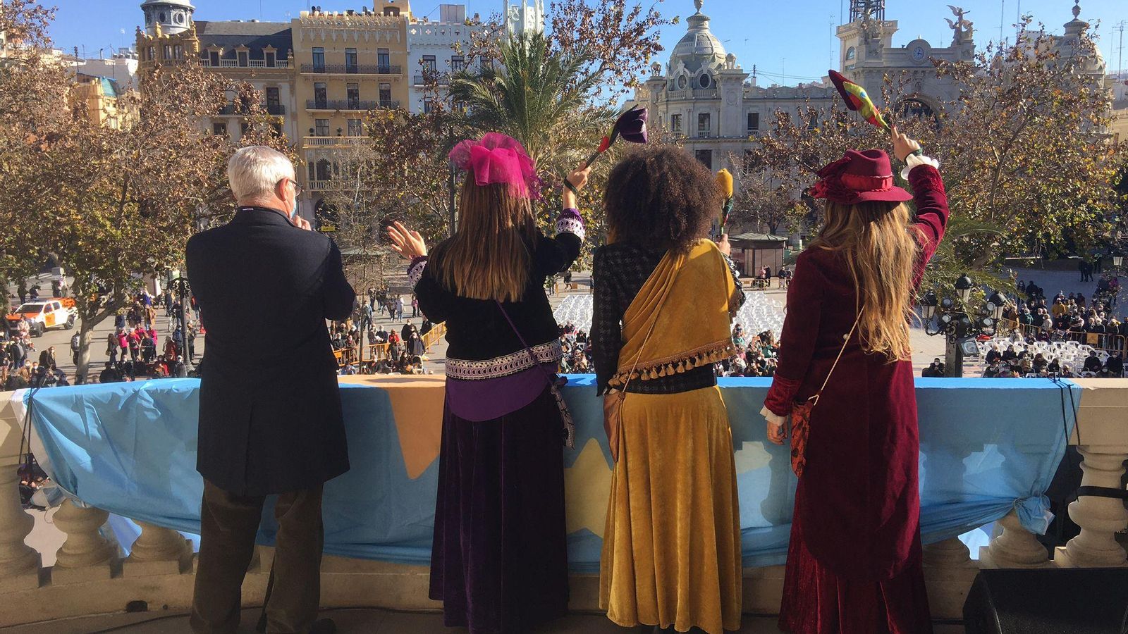 Les Magues de Gener i l'alcalde de València, Joan Ribó, al balcó de l'ajuntament