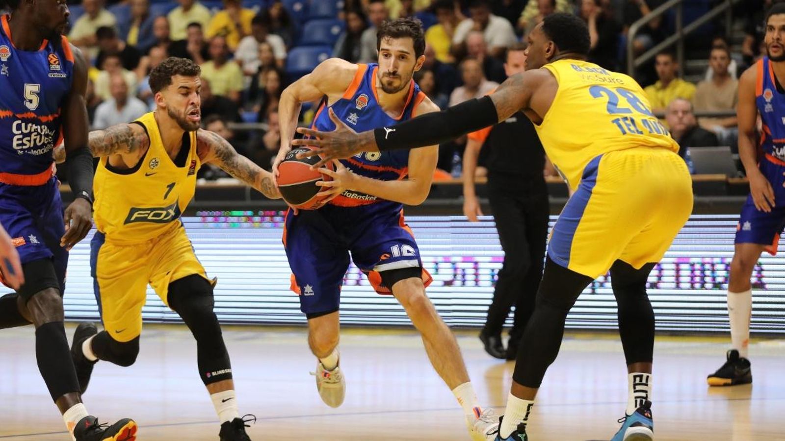 Guillem Vives, entre la defensa del Maccabi