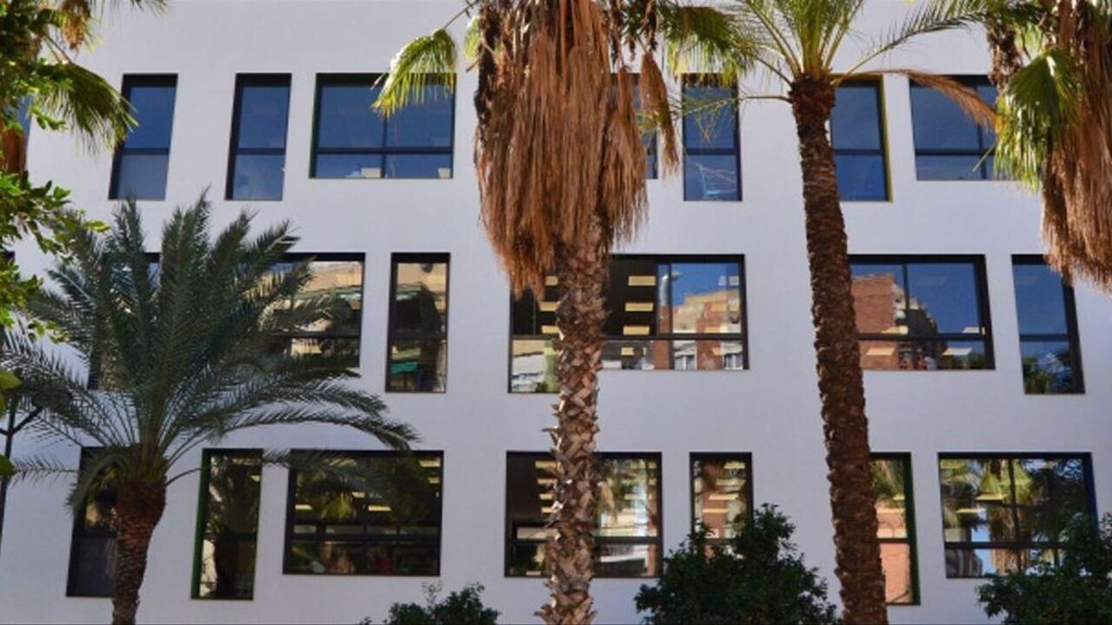 Una foto de la façana del centre