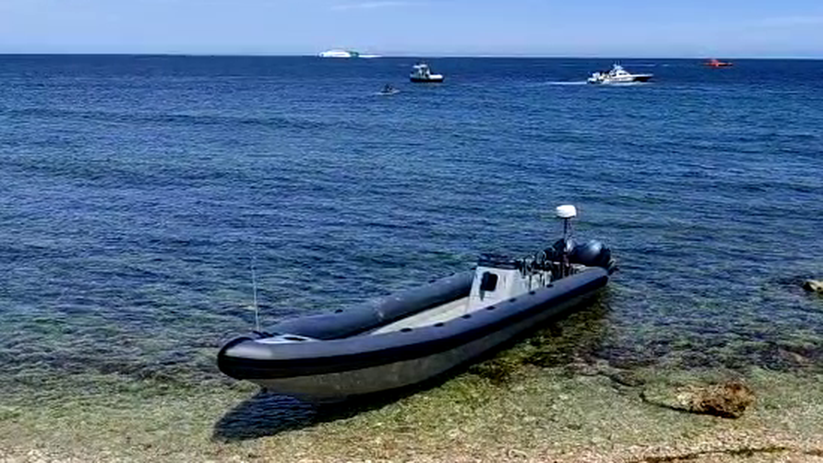 Embarcació que ha aparegut en la platja de Les Rotes de Dènia a primera hora d'aquest dimecres