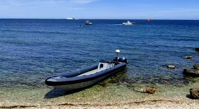 Embarcació que ha aparegut a la platja de les Rotes de Dénia a primera hora d'aquest dimecres Embarcació que ha aparegut en la platja de Les Rotes de Dènia a primera hora d'aquest dimecres