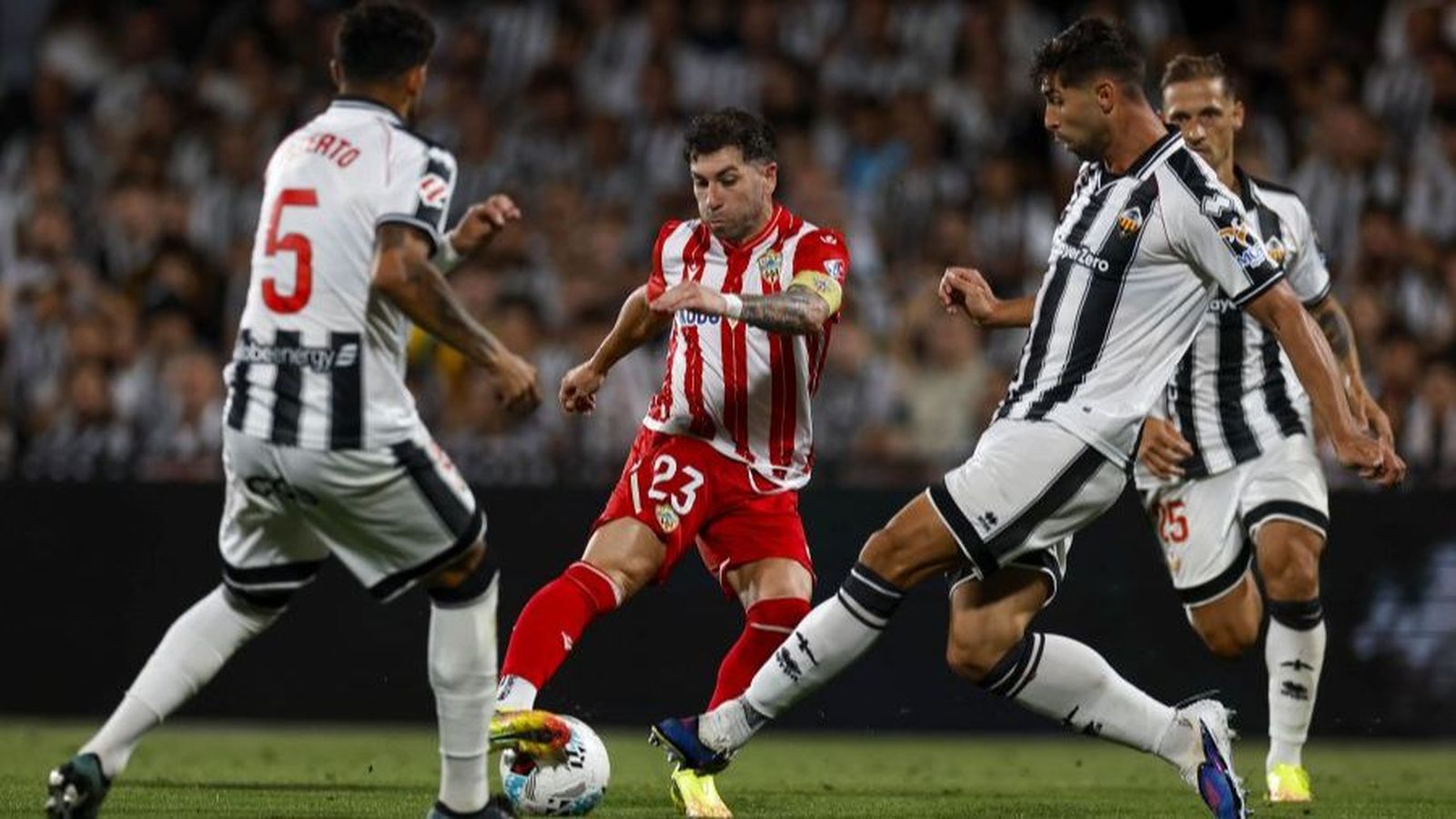 Alberto i Brignani, en una acciód el partit d'anada