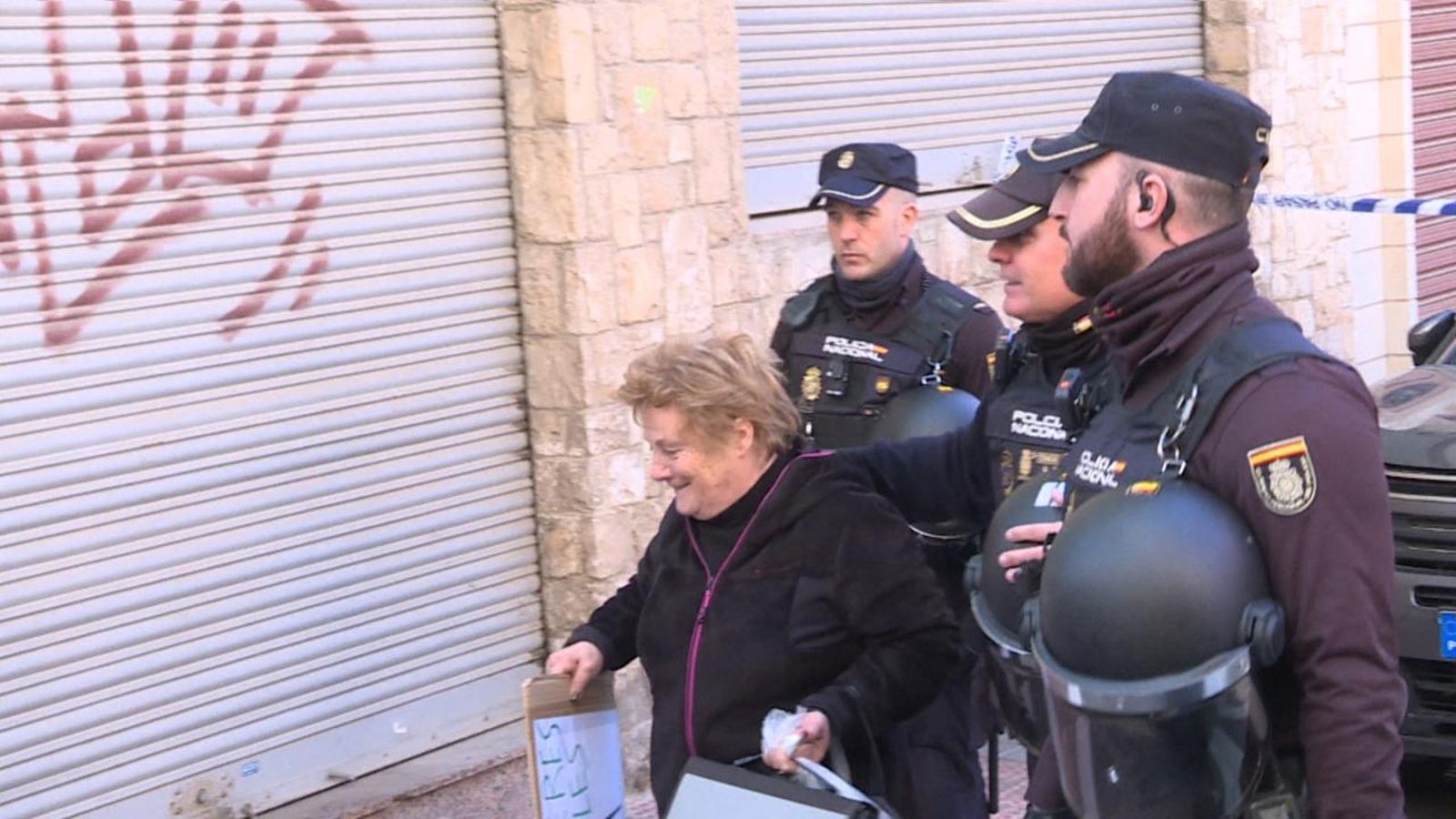 Desnonen una dona pensionista d’un pis propietat d’un fons voltor al barri de les Carolines